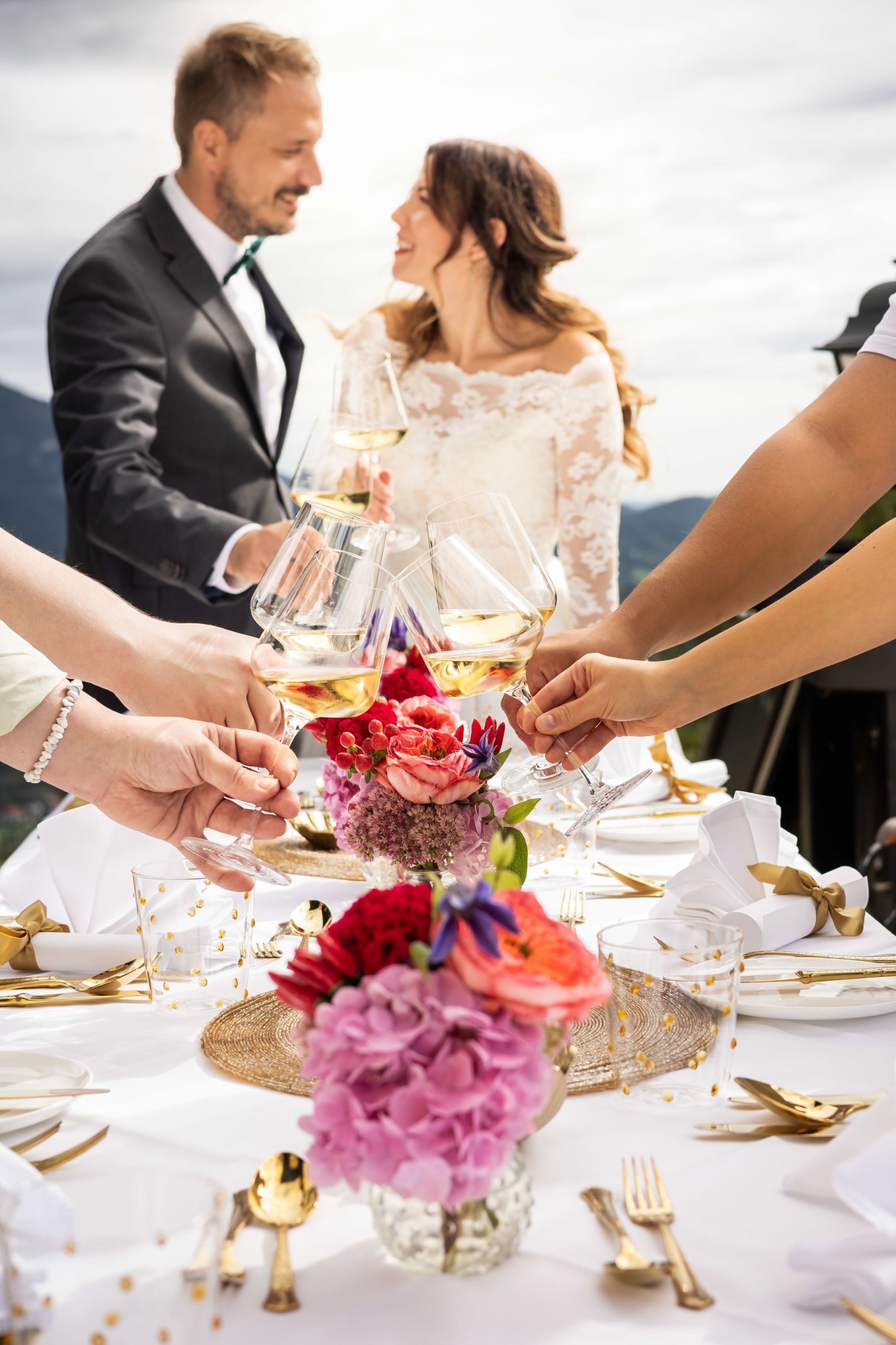 Stimmungsvoller Sektempfang auf der Hochzeitsfeier am Knappenhof.