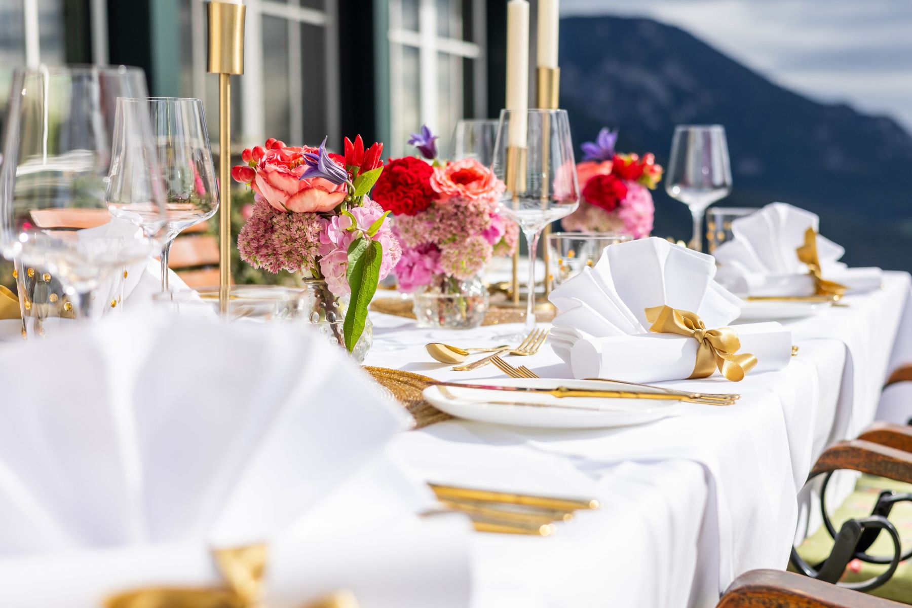 Nahaufnahme der Hochzeitsdeko auf der Terrasse mit Blick ins Tal beim Knappenhof.
