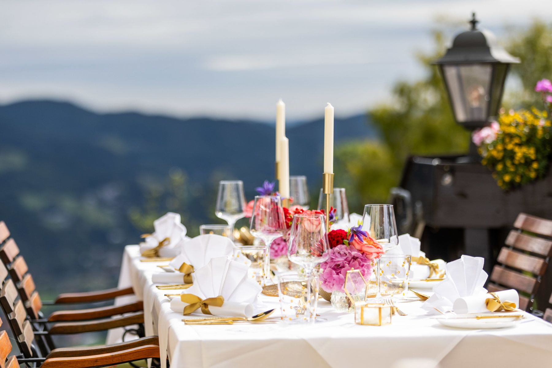 Stimmungsvolle Nahaufnahme der Terrassendekoration bei einer Hochzeit im Knappenhof.