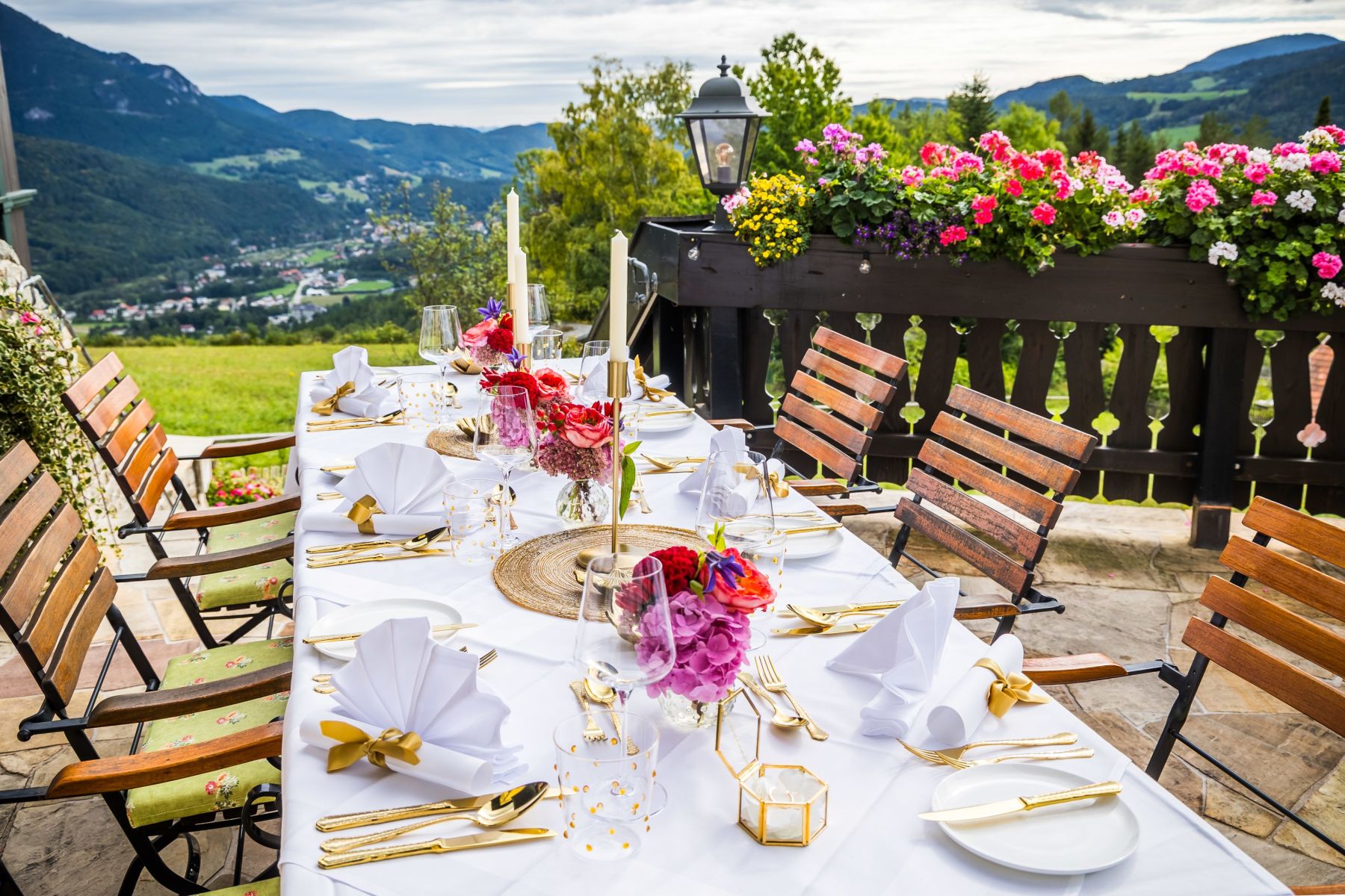 Festlich gedeckte Tafel auf der Terrasse des Hotel Knappenhof.