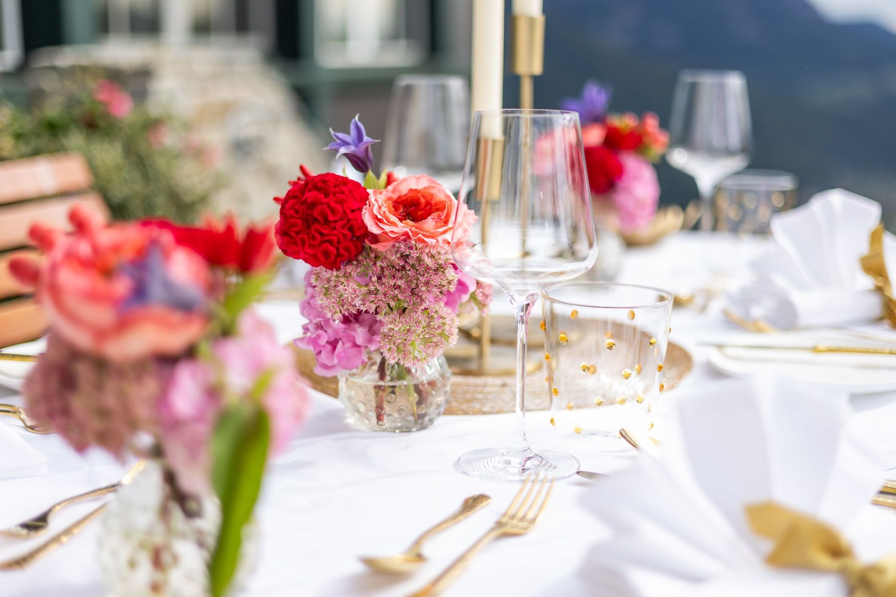 Nahaufnahme der Hochzeitsdeko auf der Terrasse mit Blick ins Tal beim Knappenhof.