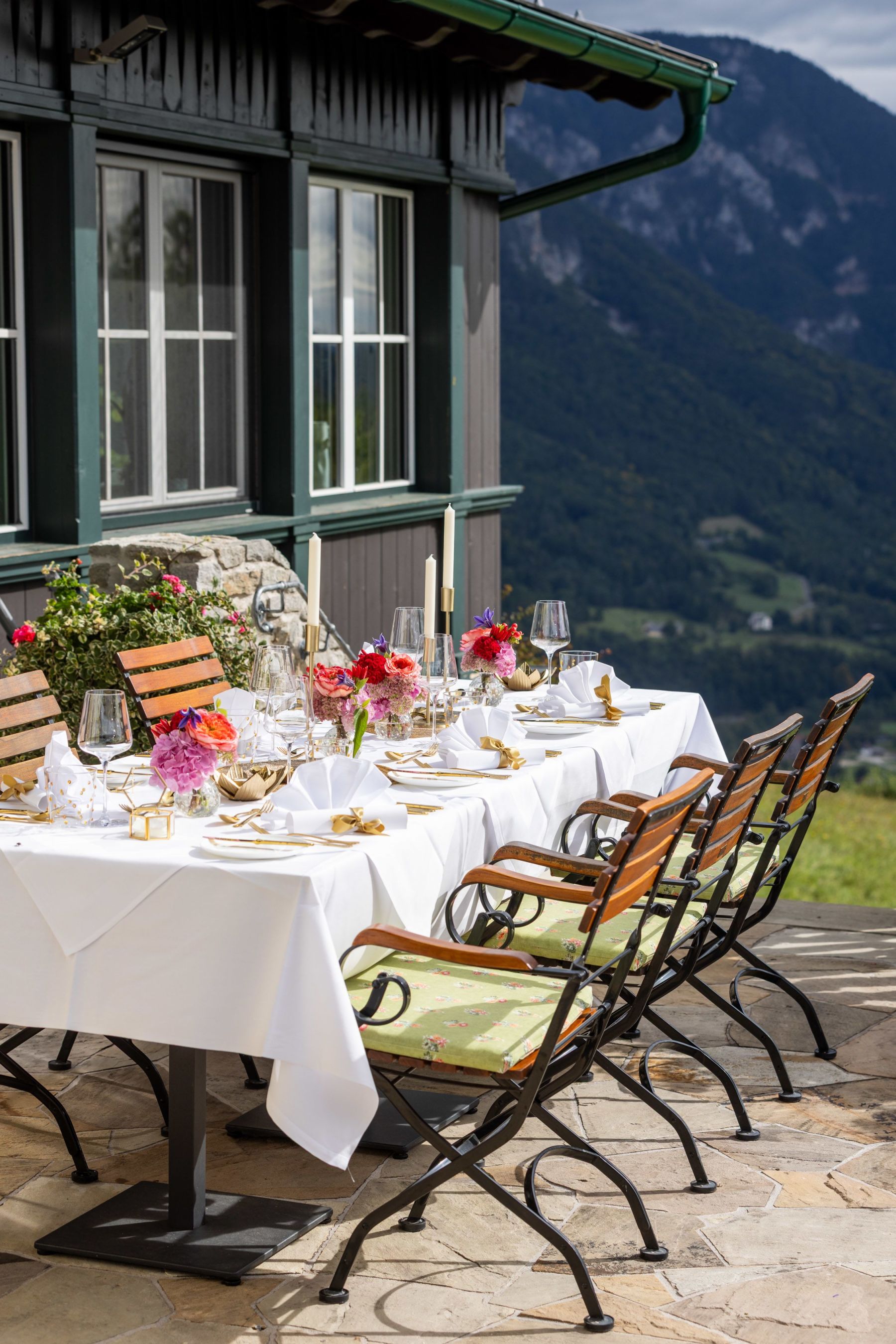 Hochzeitsgedeck auf der Terrasse mit Blick in den Wintergarten des Knappenhof.