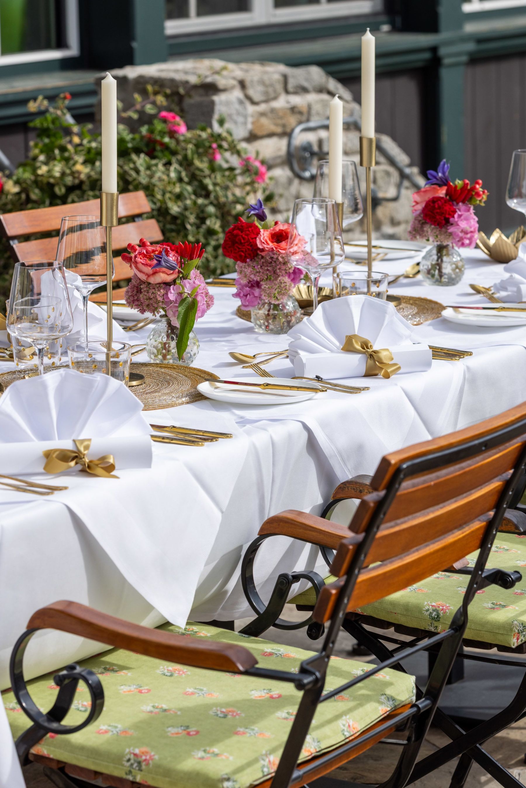 Detailaufnahme einer elegant gedeckten Hochzeitstafel auf der Terrasse des Knappenhof.