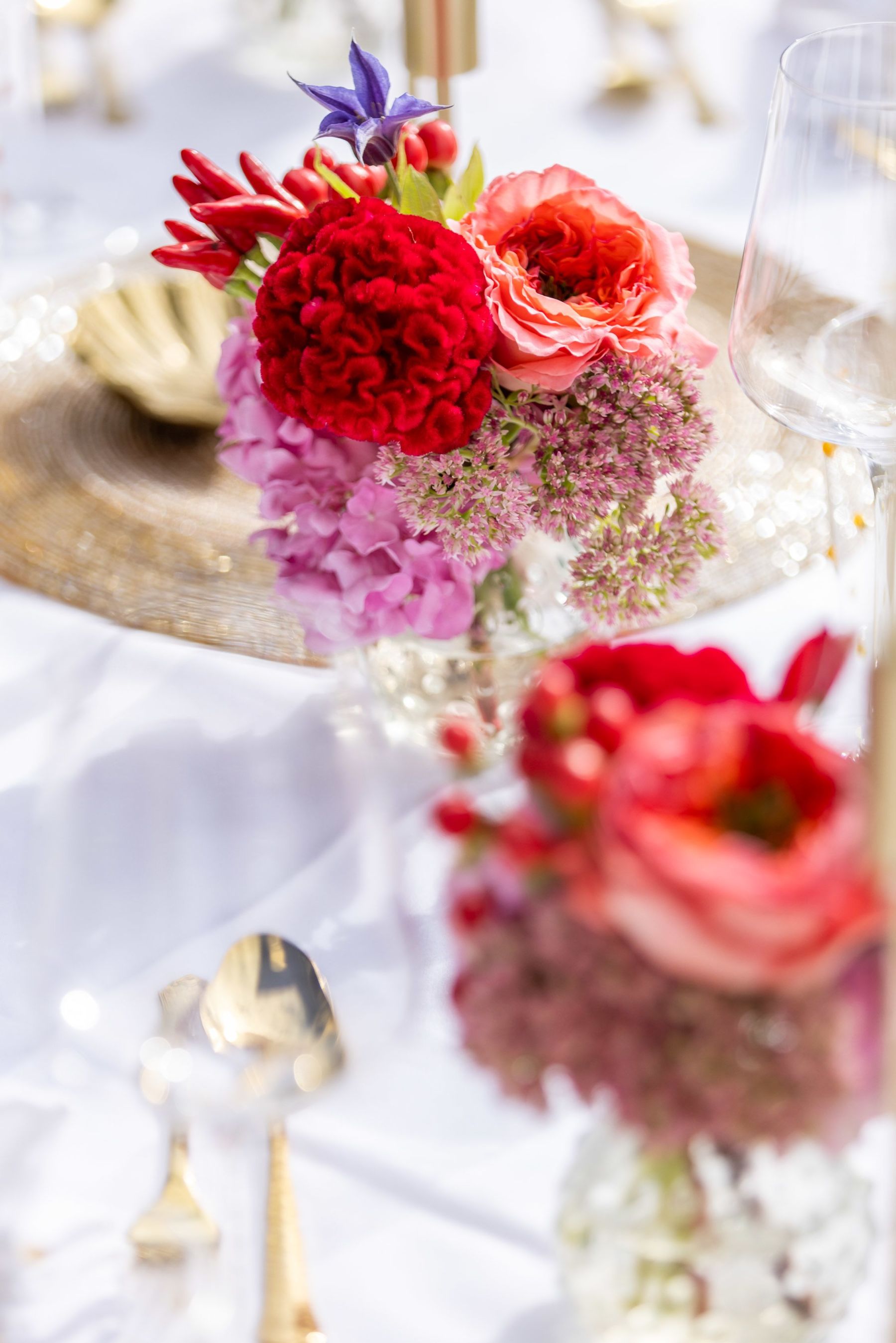 Nahaufnahme einer floralen Tischdekoration bei der Knappenhof-Hochzeit.