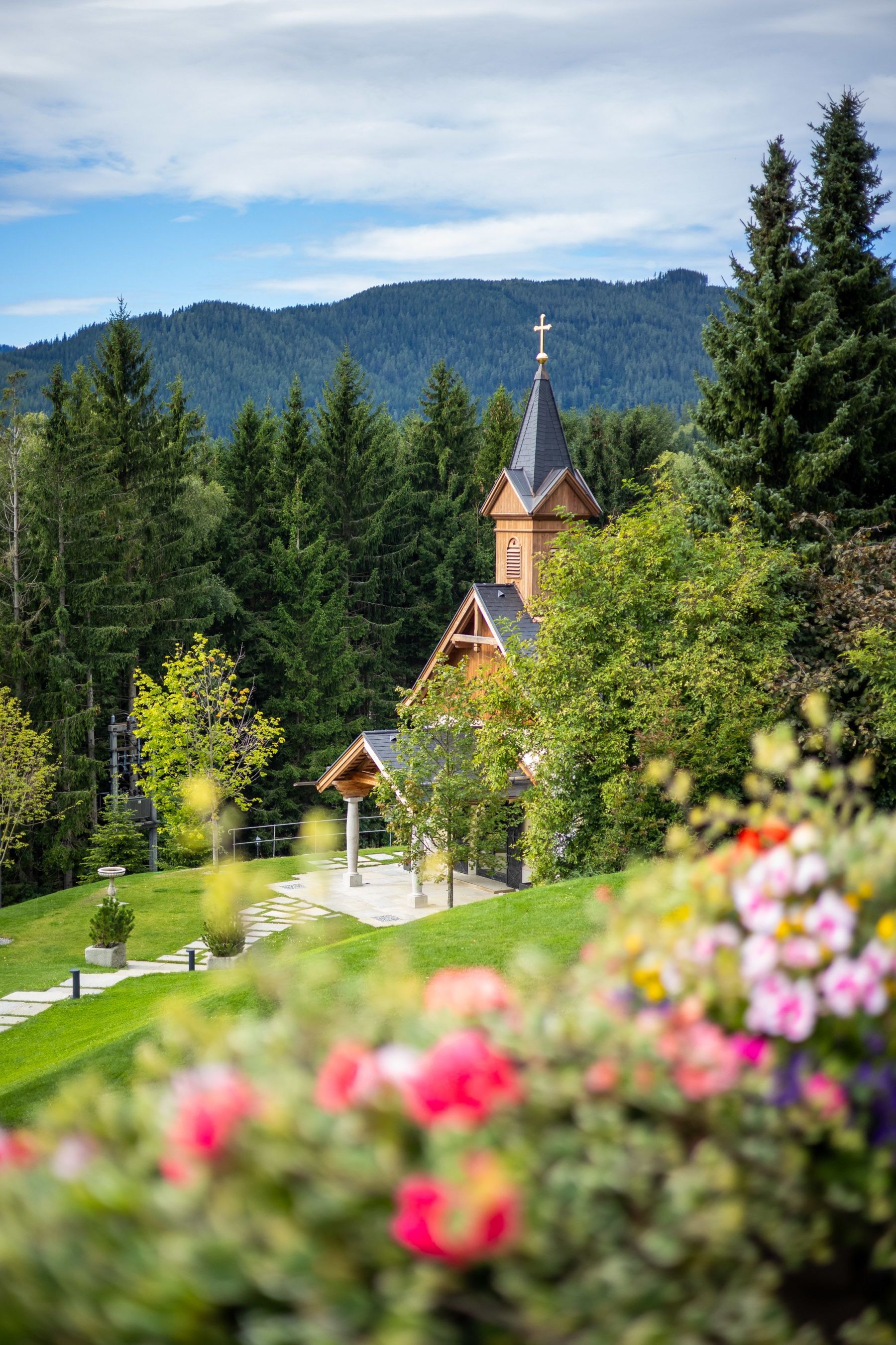 Blick von der Terrasse auf die Kapelle des Hotel Knappenhof im Sommer.
