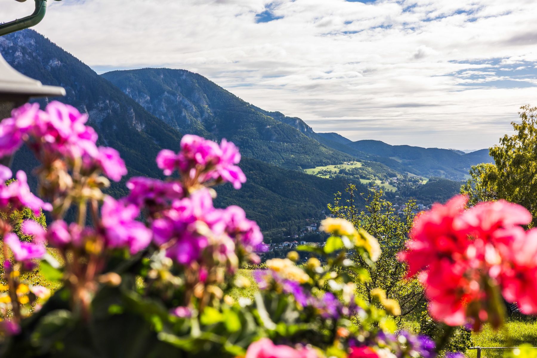 Traumhafter Blick ins Tal von der Sonnenterrasse des Hotel Knappenhof.