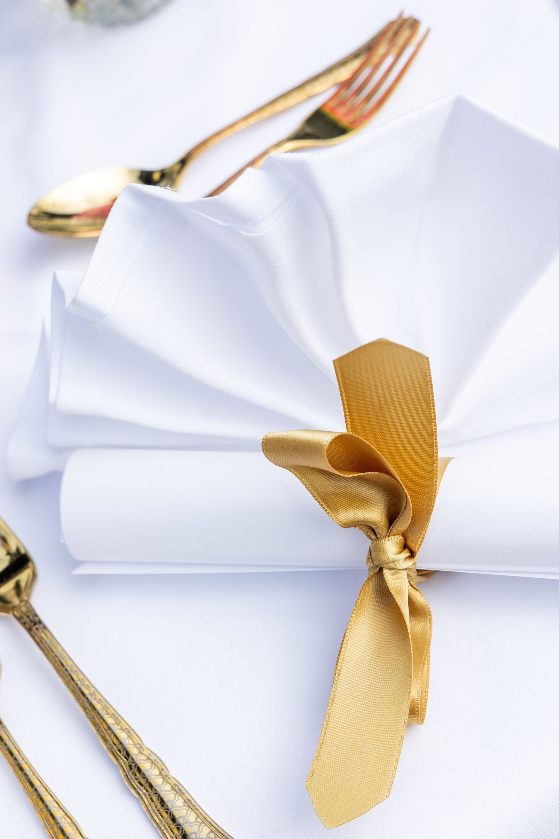Das goldene Besteck am Knappenhof sorgt für edle Stimmung am Hochzeitstisch.
