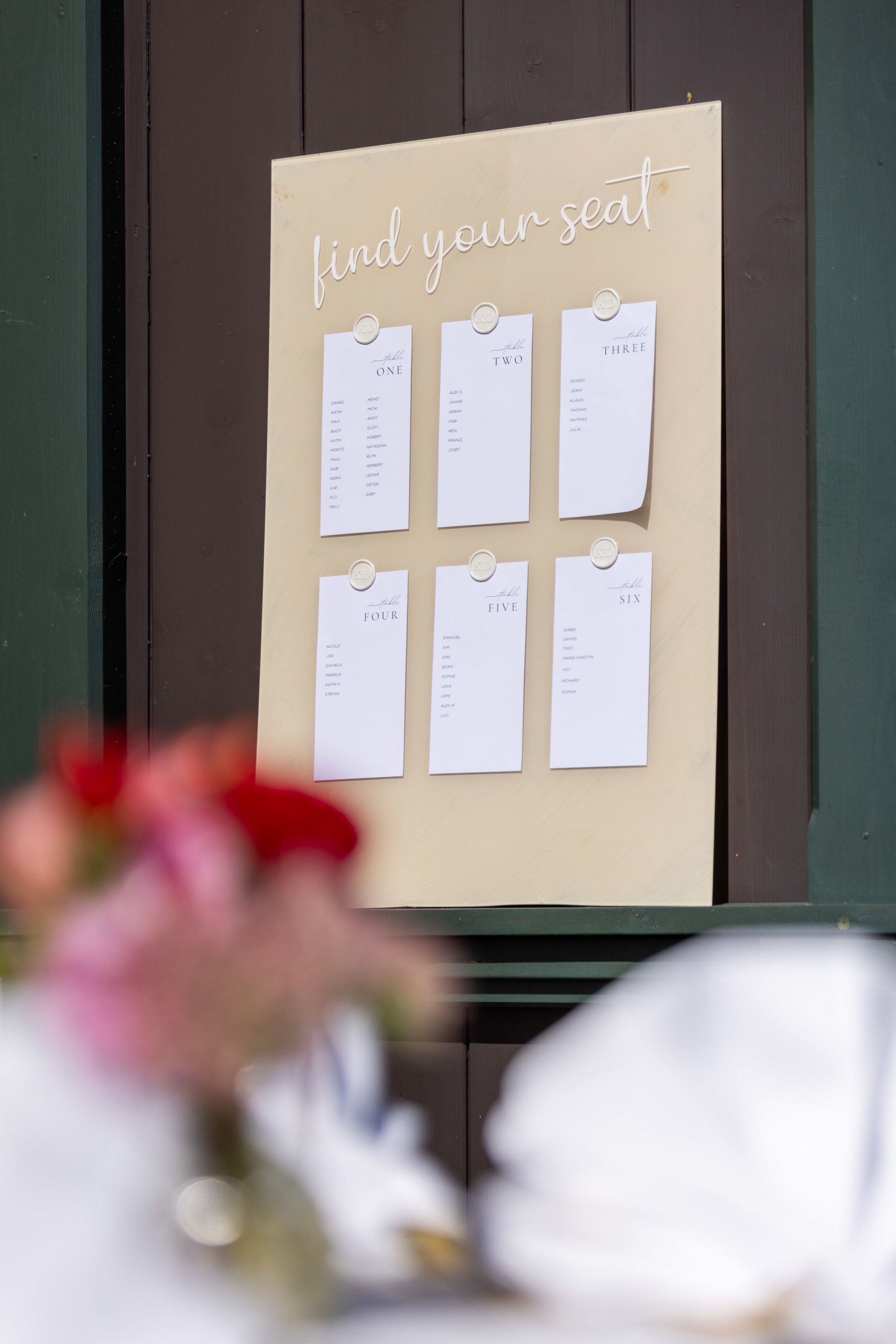 Mit einem Sitzplan finden die Gäste schnell ihren Platz an der Tafel auf der Terrasse.