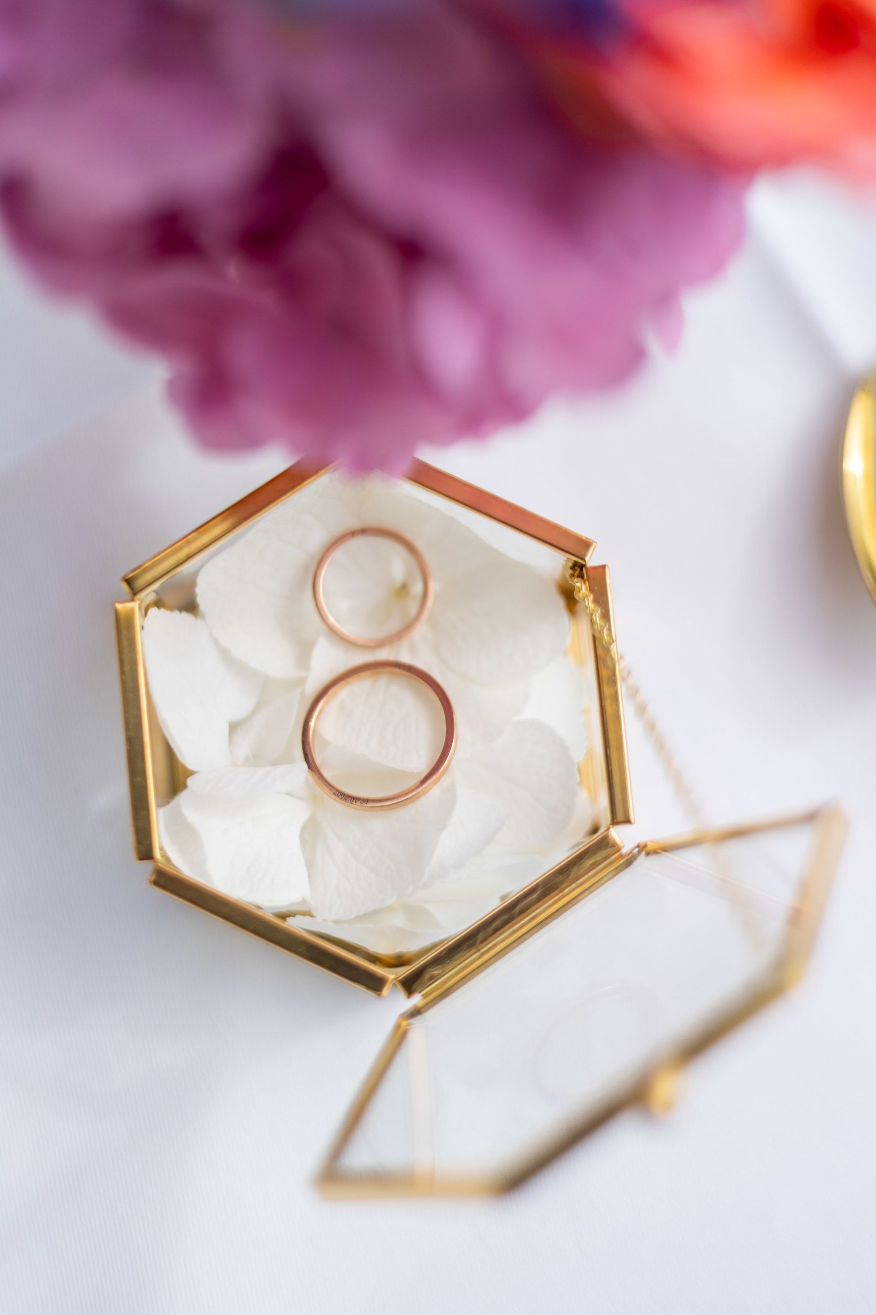 Detailaufnahme der Hochzeitsringe in der Ringbox am Tisch.