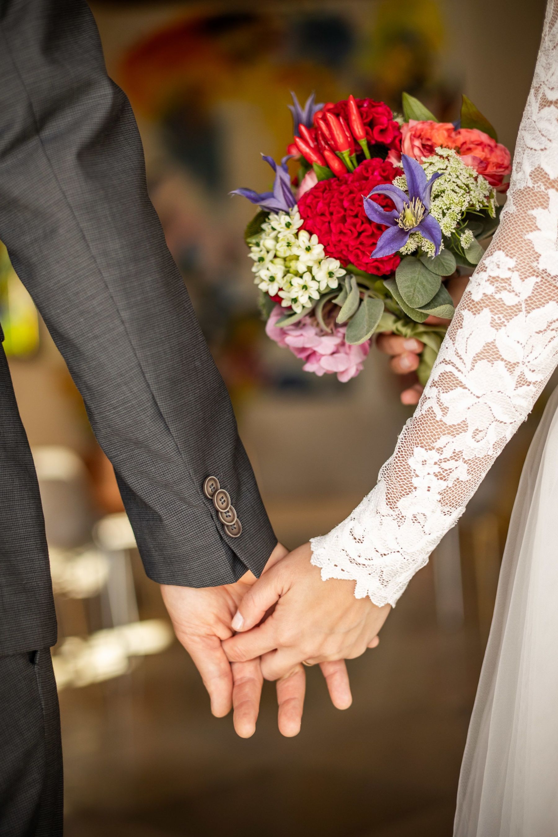 Nahaufnahme des Brautstraußes vor der Kapelle des Knappenhof.