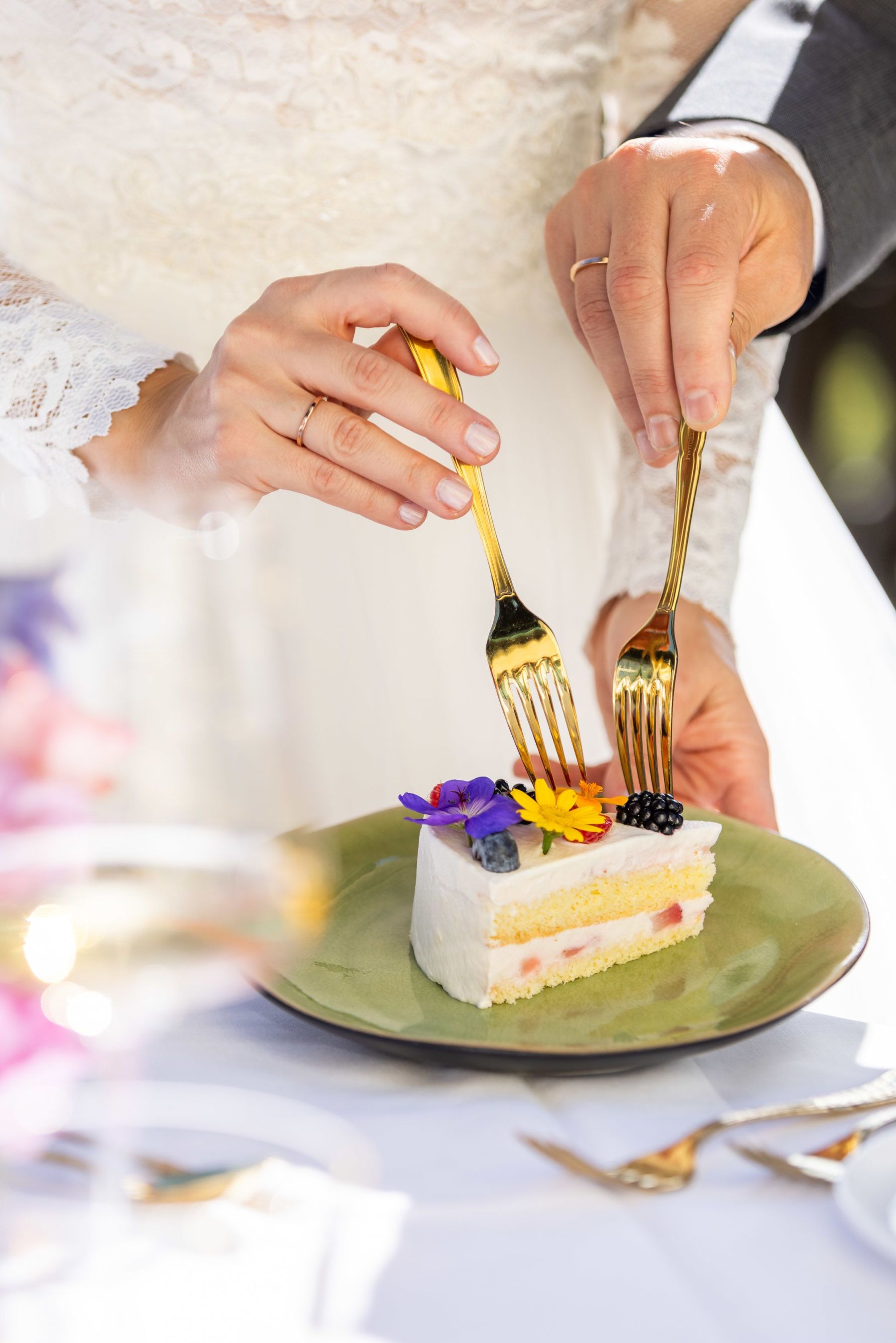 Detail der Hochzeitstorte mit Gabel bei der Feier im Knappenhof.