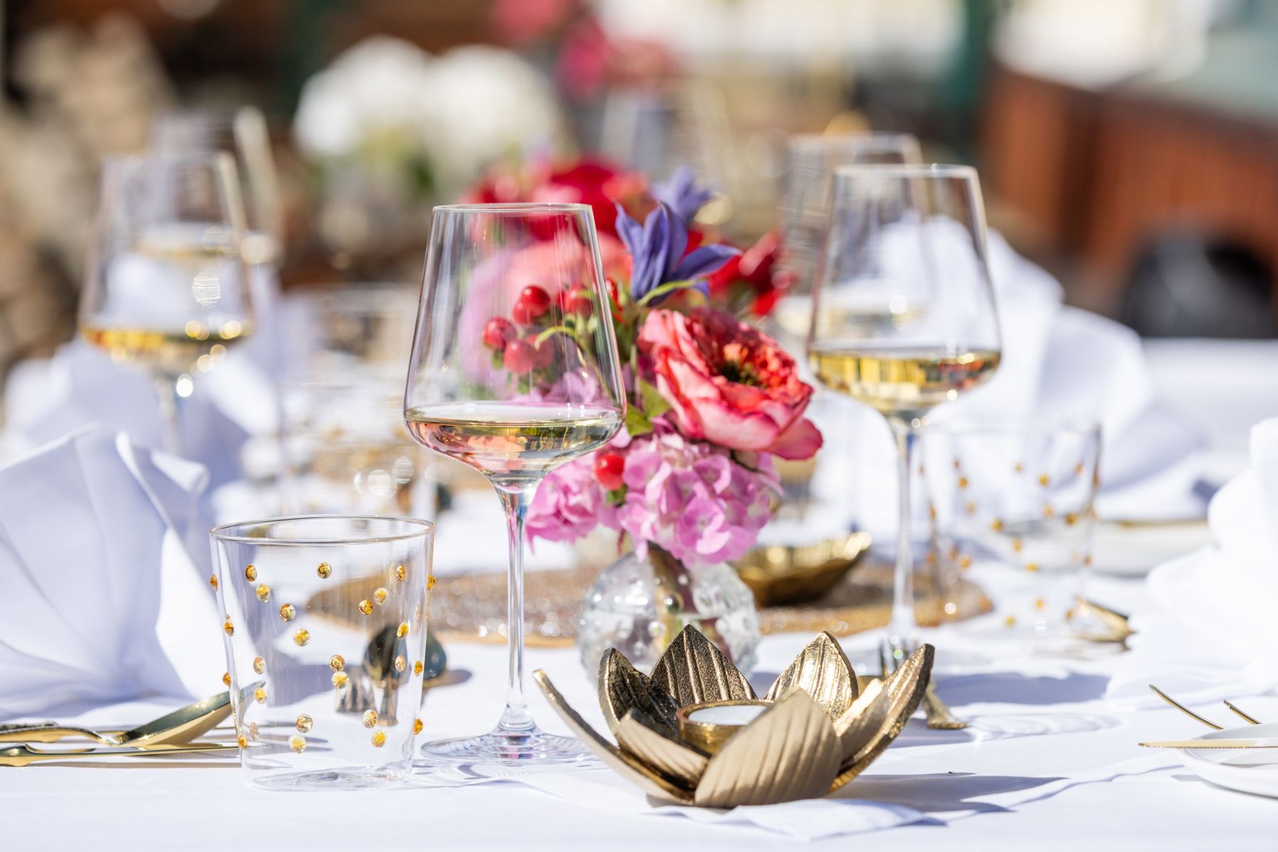 Elegante Tischdekoration mit Weinglas bei der Hochzeit im Knappenhof.