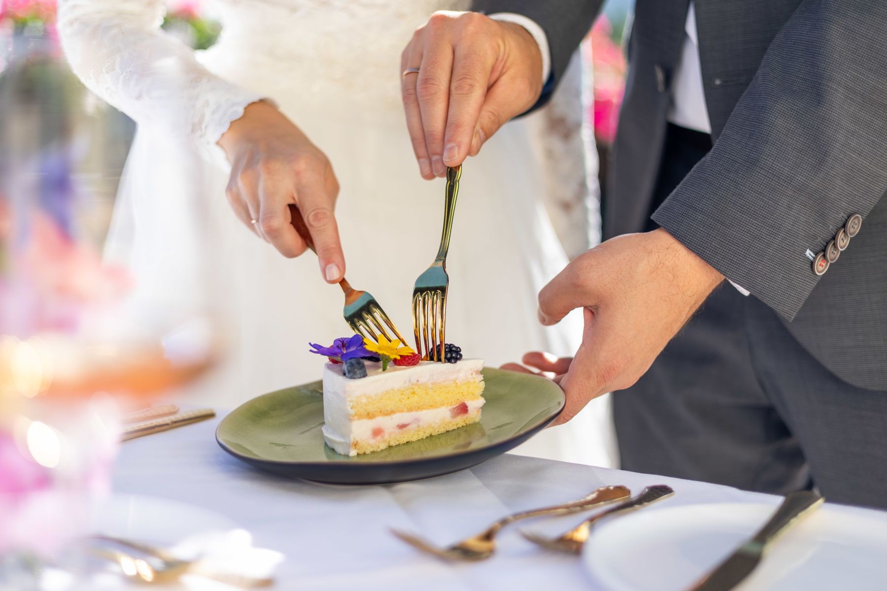 Die erste Gabel der Hochzeitstorte für das Brautpaar am Knappenhof.