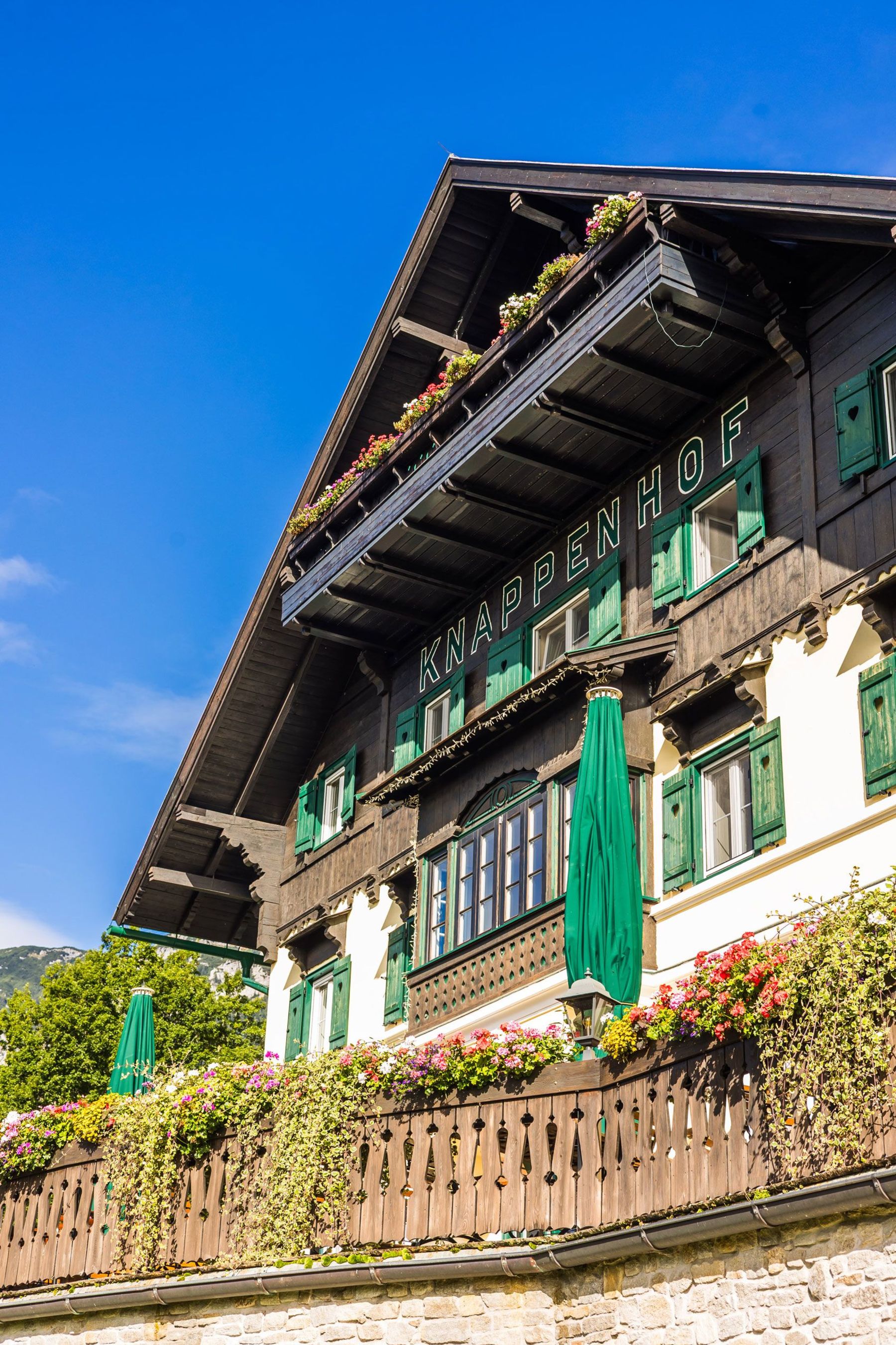 Sommerliche Außenansicht des Hotel Knappenhof als Hochzeitslocation.