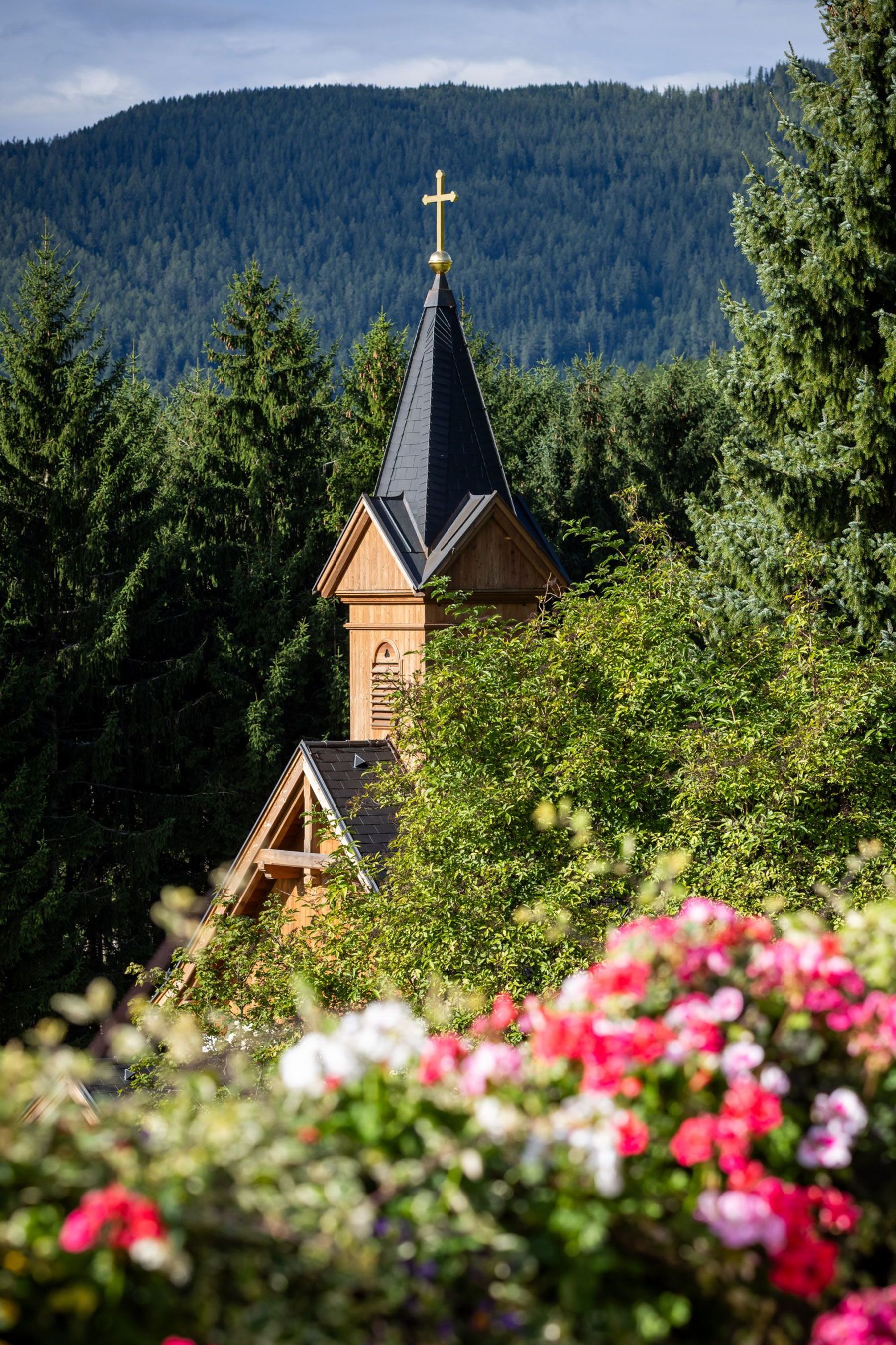 Blick von der Sonnenterrasse zur Kapelle des Knappenhof im Sommer.
