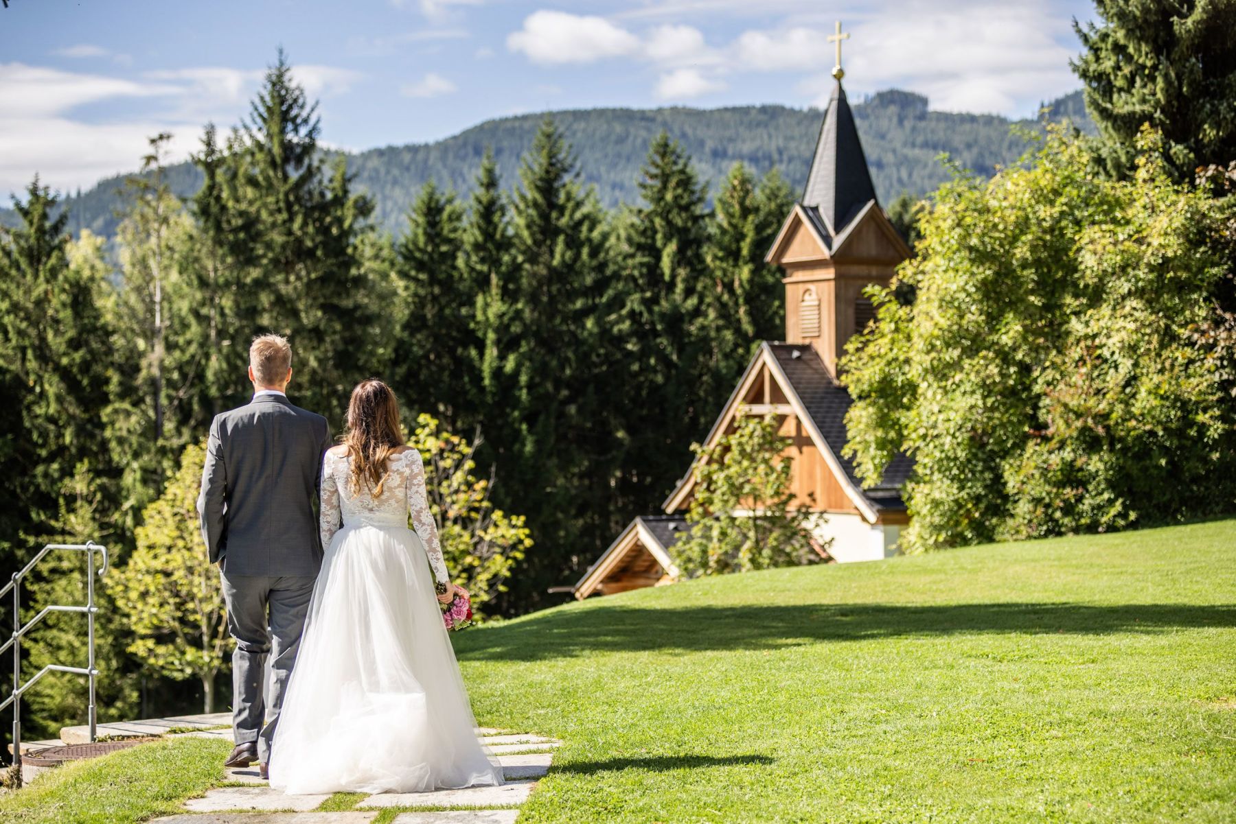 Das Brautpaar am Weg zur freien Trauung in der Kapelle des Knappenhof.