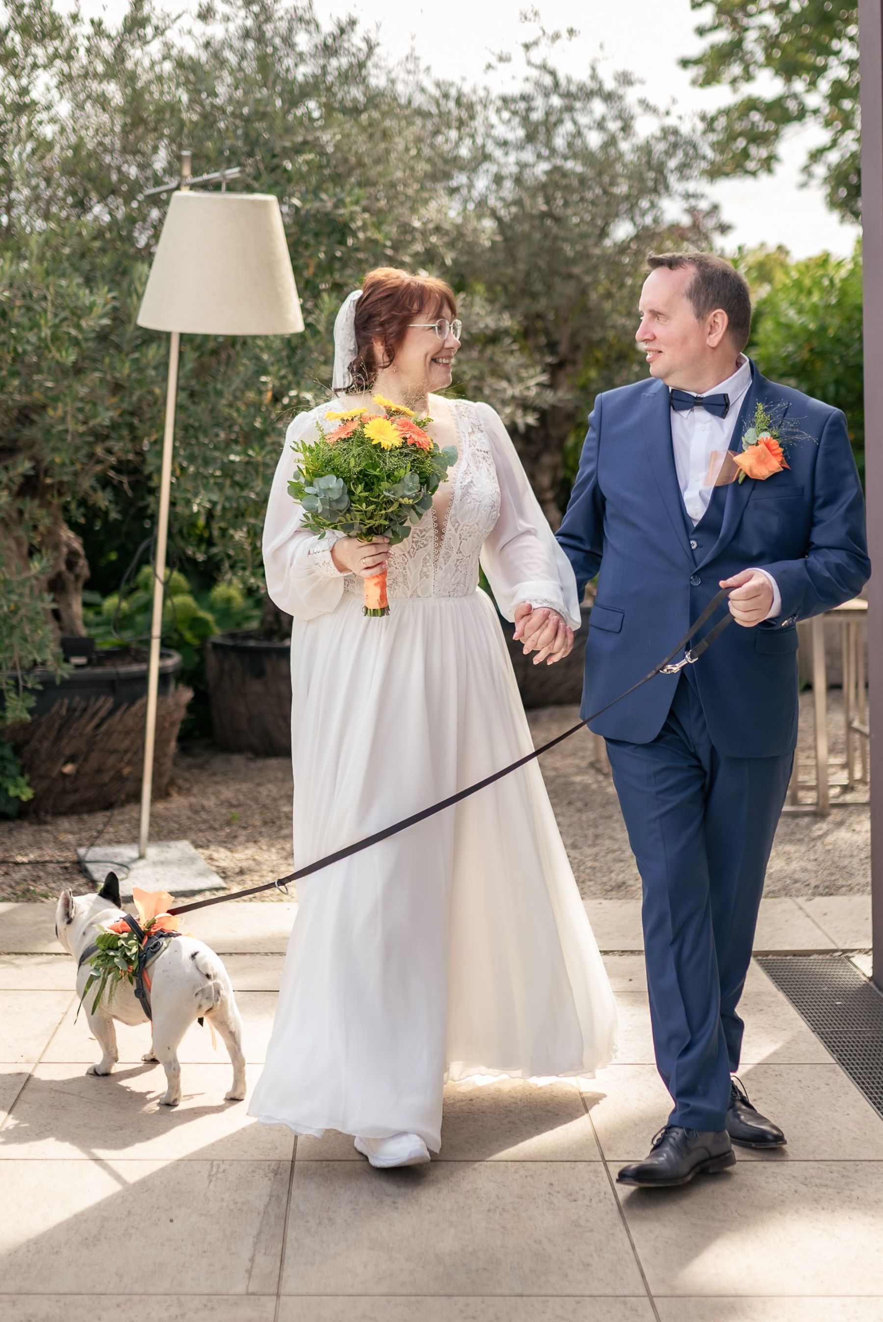 Braut und Bräutigam mit Hund Püppi nach der Zeremonie