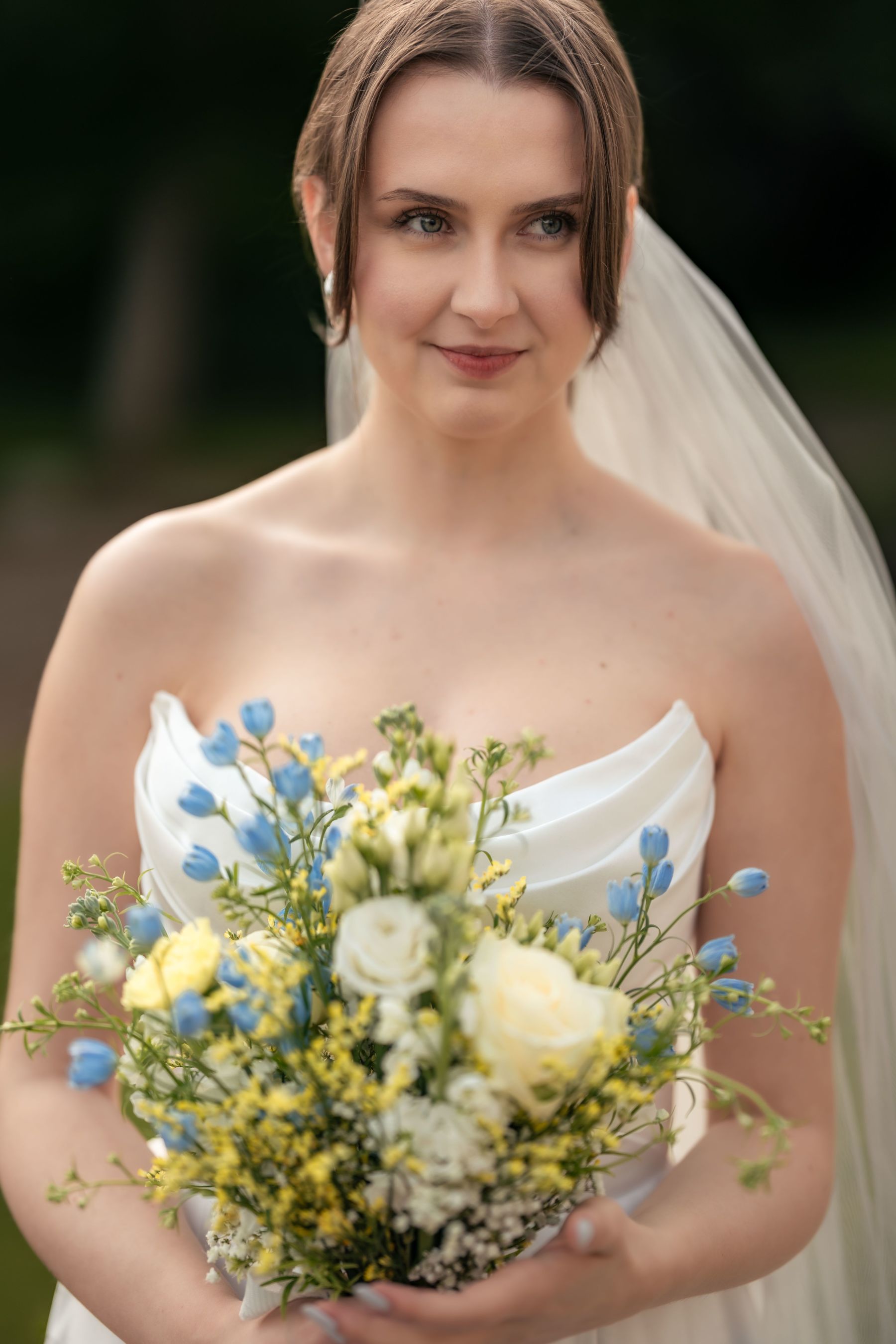 Braut Portrait mit Strauß