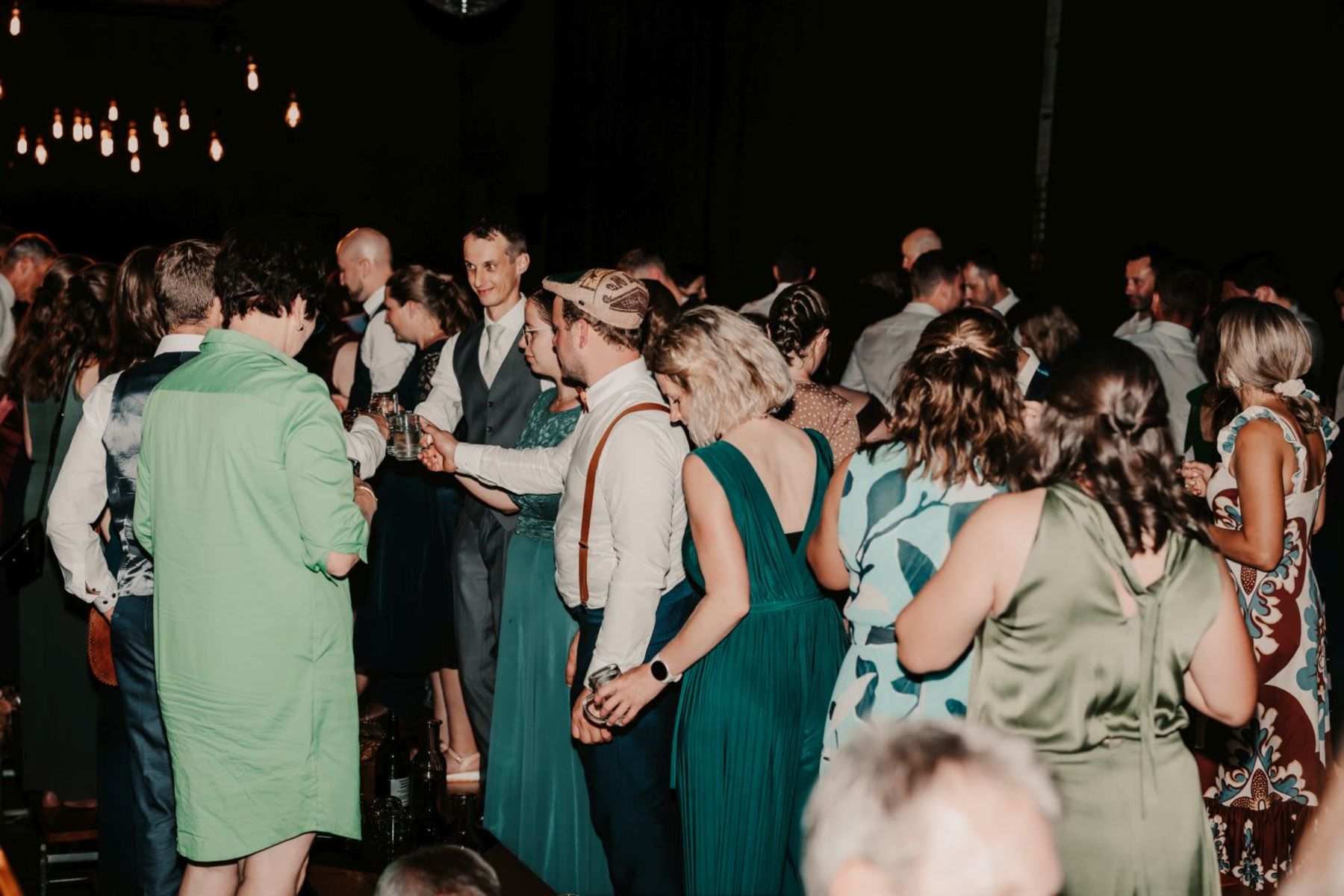  Ausgelassene Hochzeit beim Brautstehlen im Weinwerk Christian