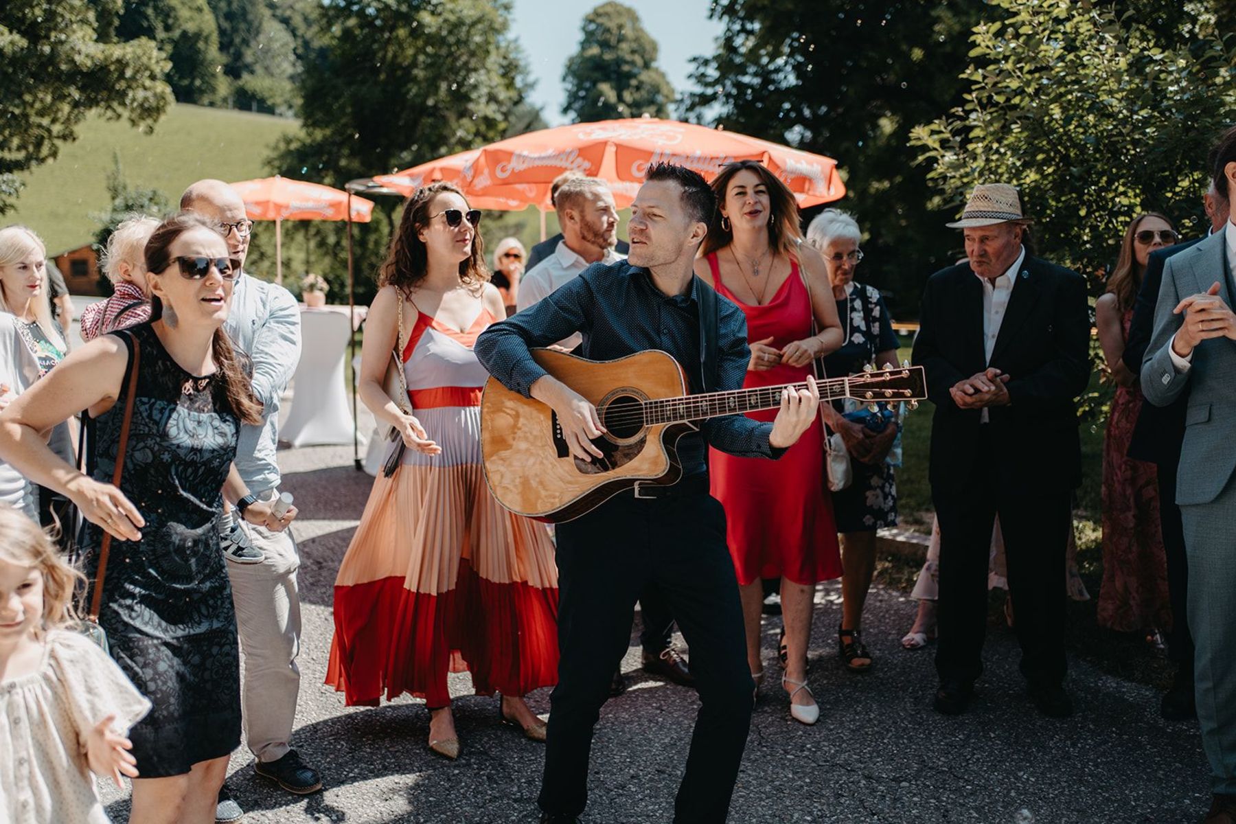 Gitarrist Martin rockt bei der Trauung ab