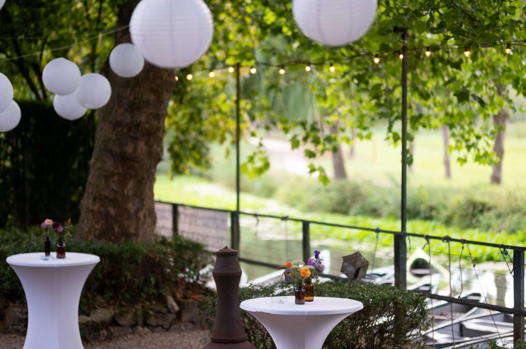 Hochzeit direkt am Fluss im Ricordo Lüdinghausen – romantische Hochzeitslocation im Münsterland mit idyllischem Gartenblick. Foto-Credits: https://yourweddingwillbeamazing.de