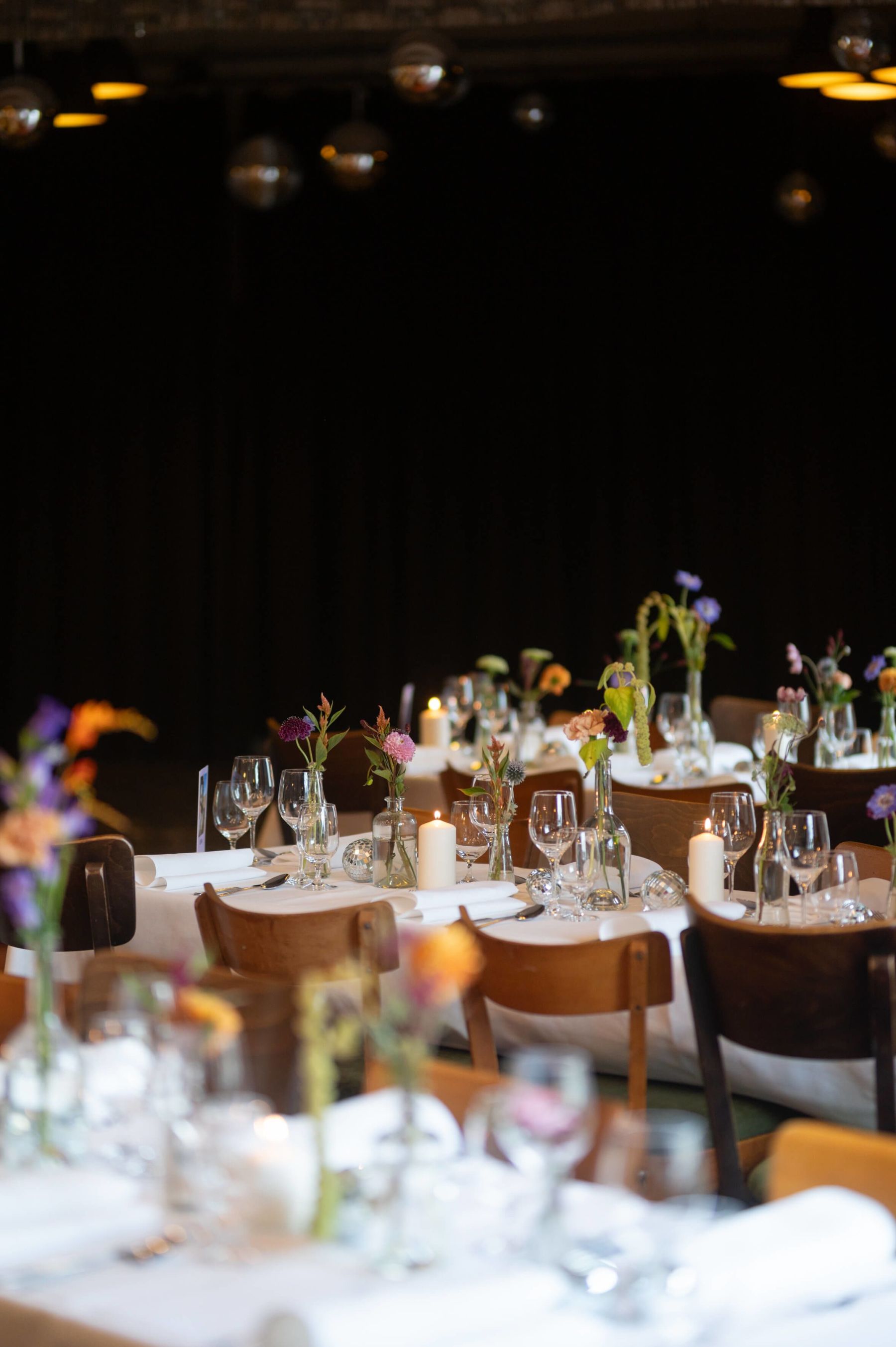 Liebevolle Hochzeitsdekoration der Tische im Ricordo – stilvolle Location in Lüdinghausen. Foto-Credits: https://yourweddingwillbeamazing.de