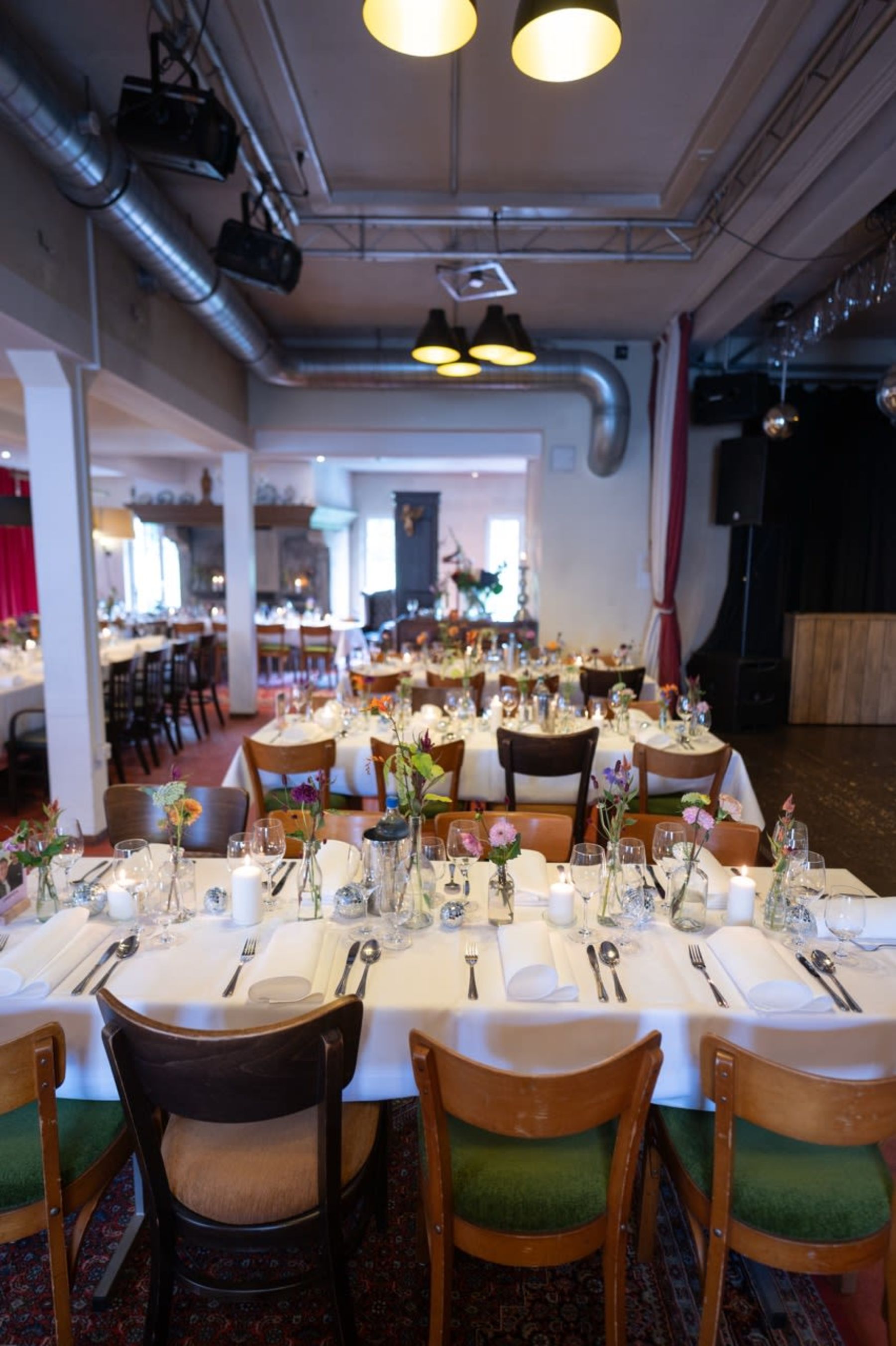 Festlich eingedeckte Hochzeitstische im Ricordo Lüdinghausen – elegante Location für unvergessliche Hochzeiten im Münsterland.Foto-Credits: https://yourweddingwillbeamazing.de