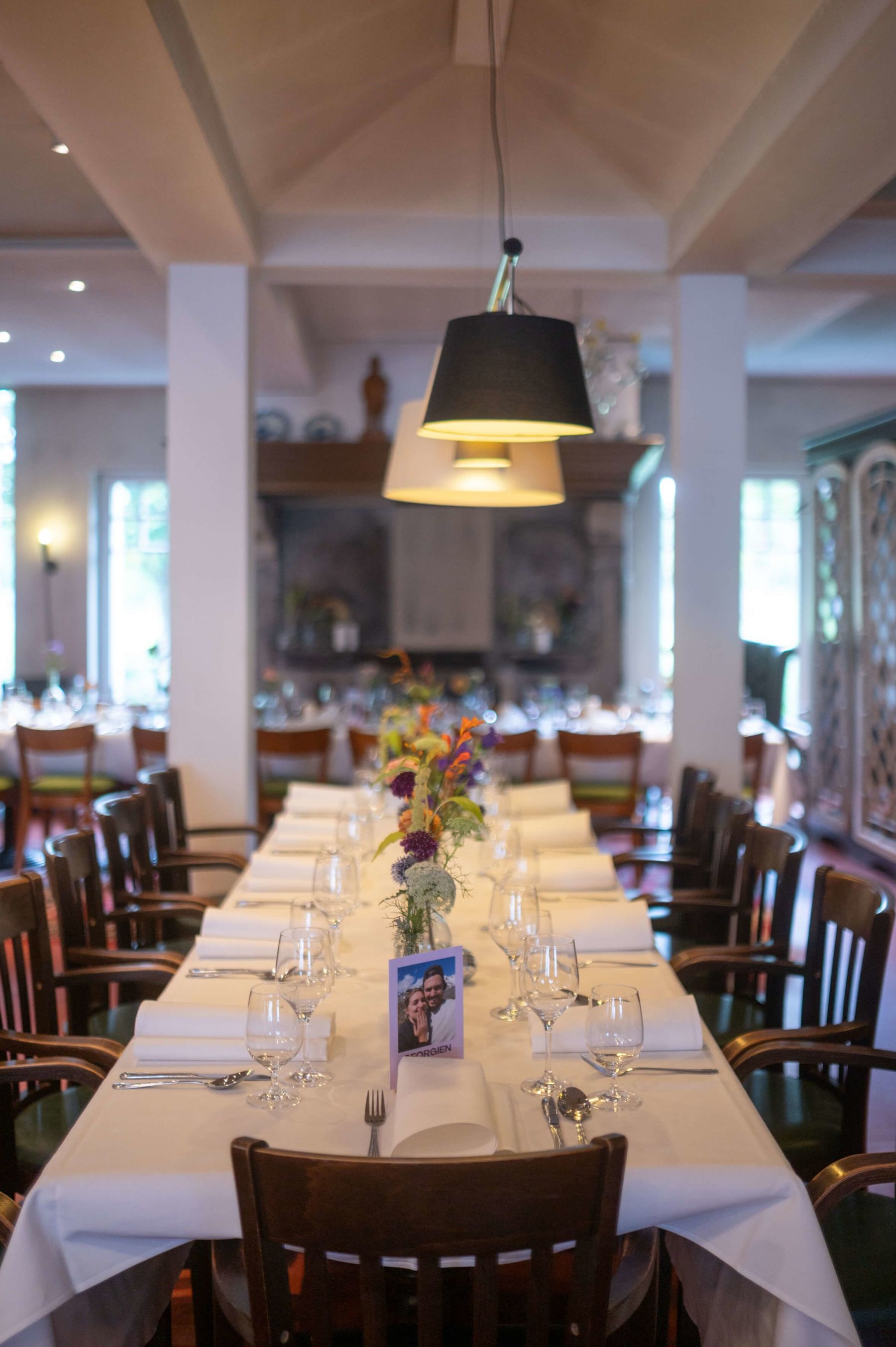 Hochzeitstische mit stilvoller Dekoration im Ricordo – besondere Location für Hochzeiten in Lüdinghausen. Foto-Credits: https://yourweddingwillbeamazing.de