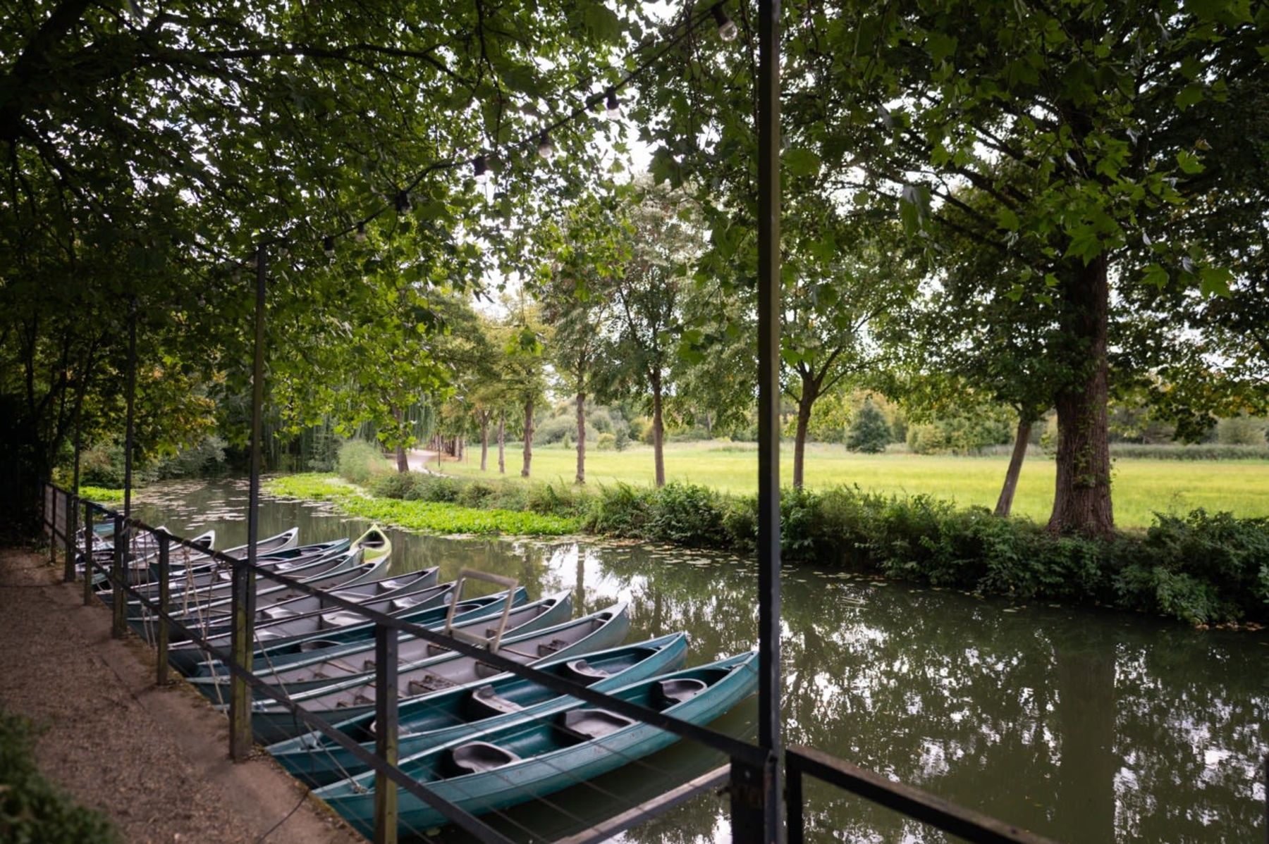 Gartenhochzeit im Ricordo Lüdinghausen – romantische Location mit Trauung am Fluss und festlichem Ambiente. Foto-Credits: https://yourweddingwillbeamazing.de