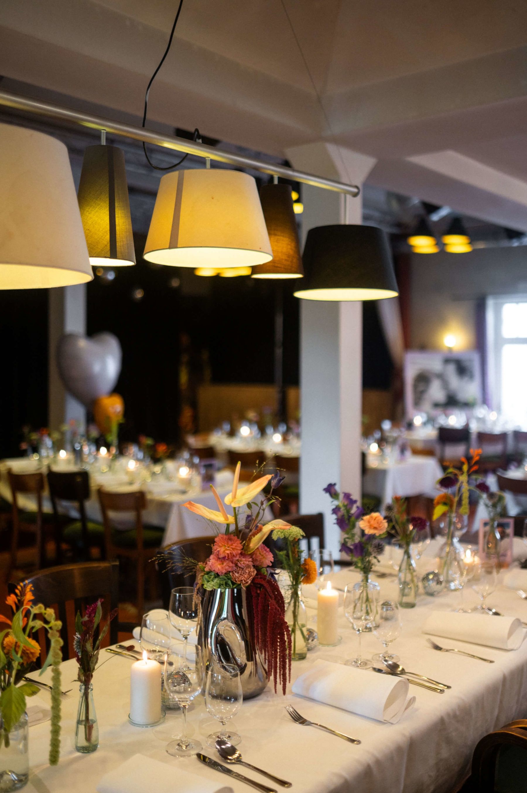 Hochzeitstische mit stilvoller Dekoration im Ricordo – besondere Location für Hochzeiten in Lüdinghausen. Foto-Credits: https://yourweddingwillbeamazing.de