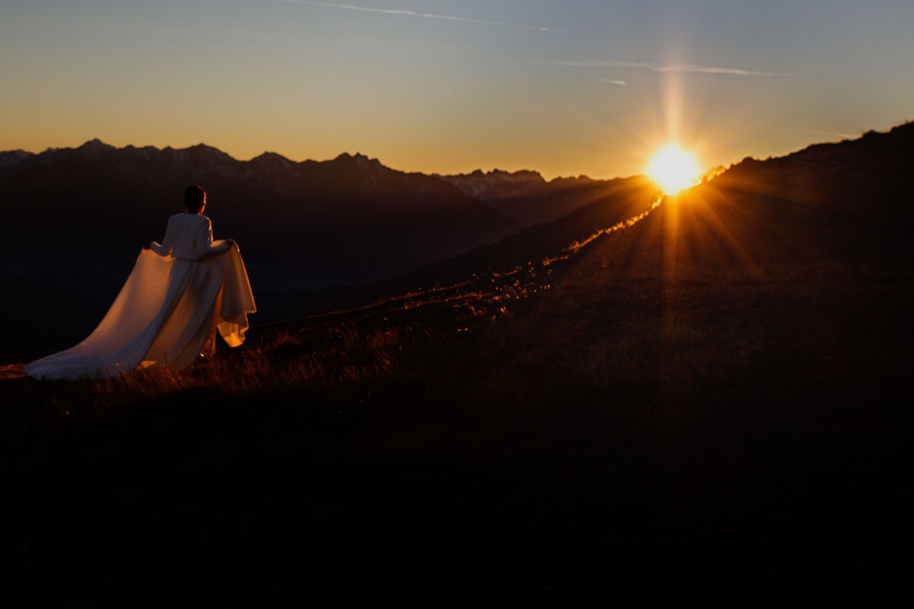 Brautkleid im Sonnenuntergang
