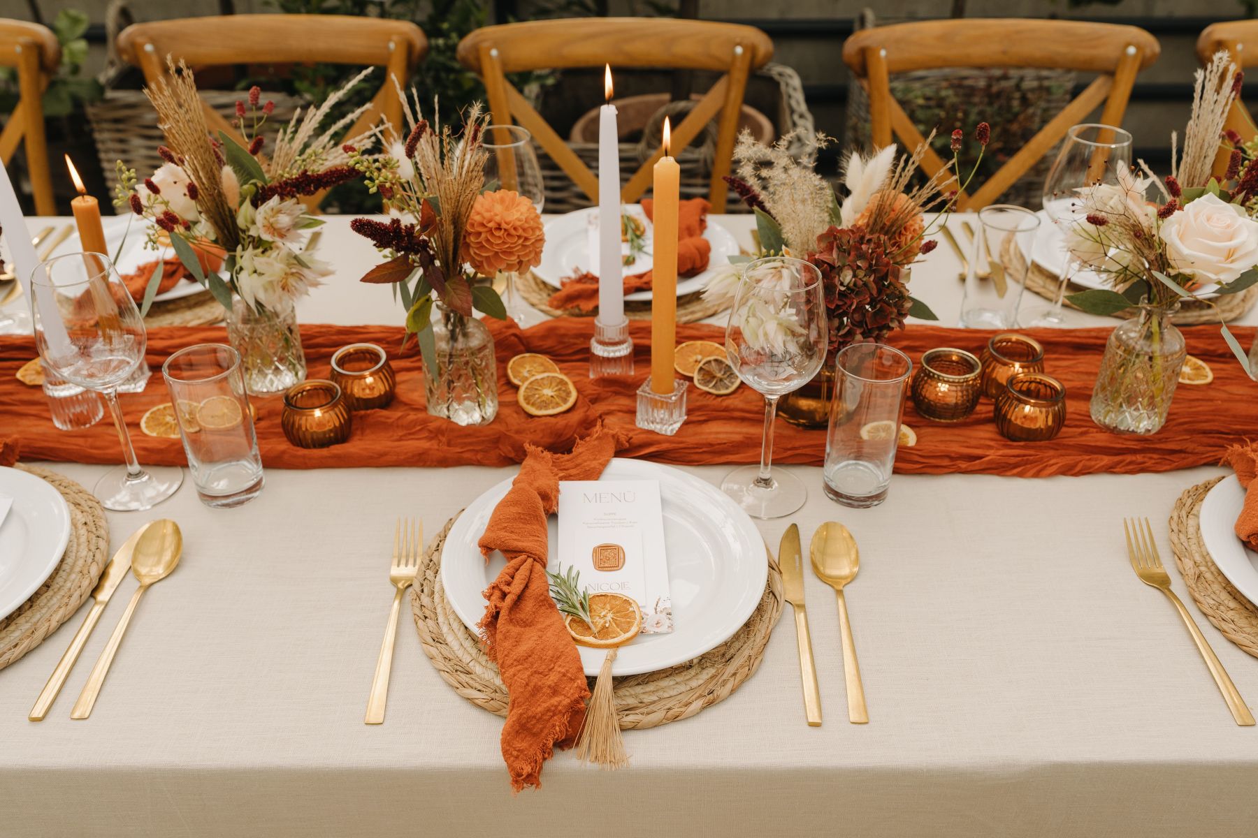 festlich gedeckte Tafel 