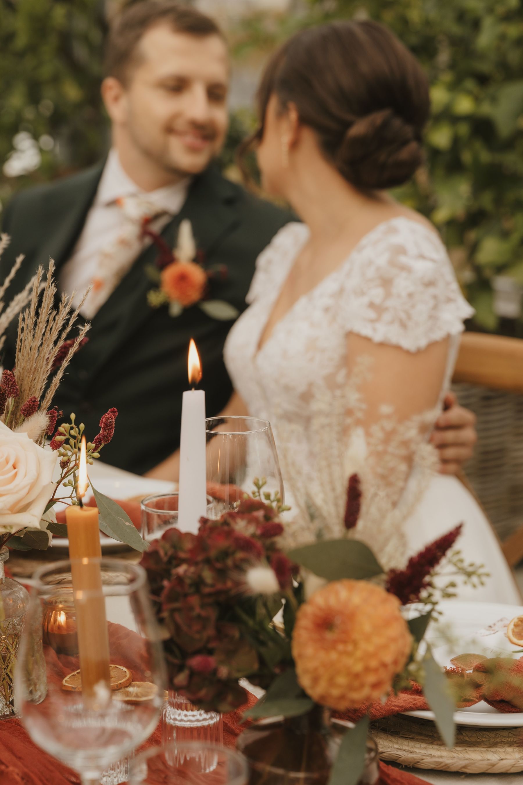 Brautpaar & festlich gedeckte Tafel 