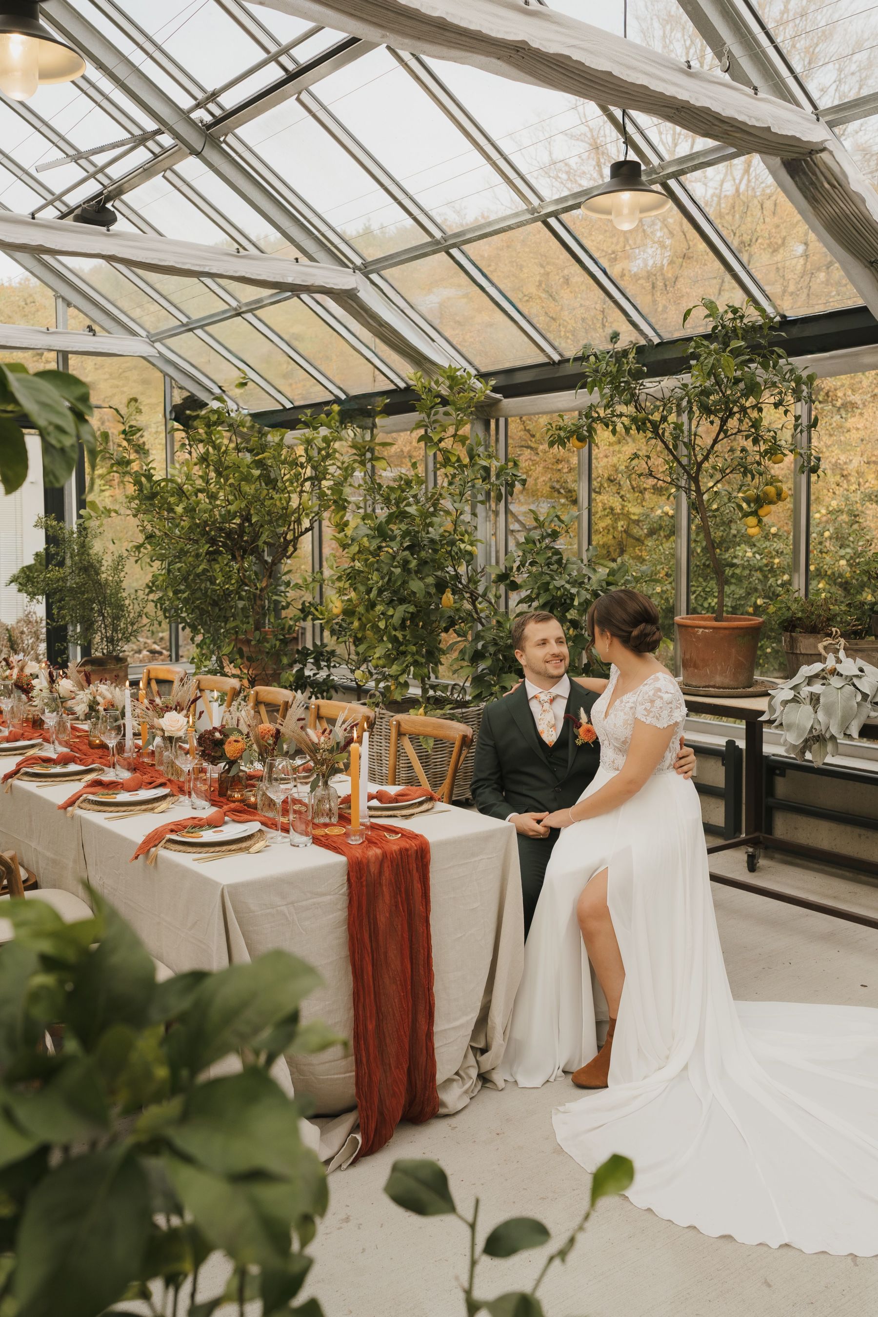 Brautpaar & festlich gedeckte Tafel 