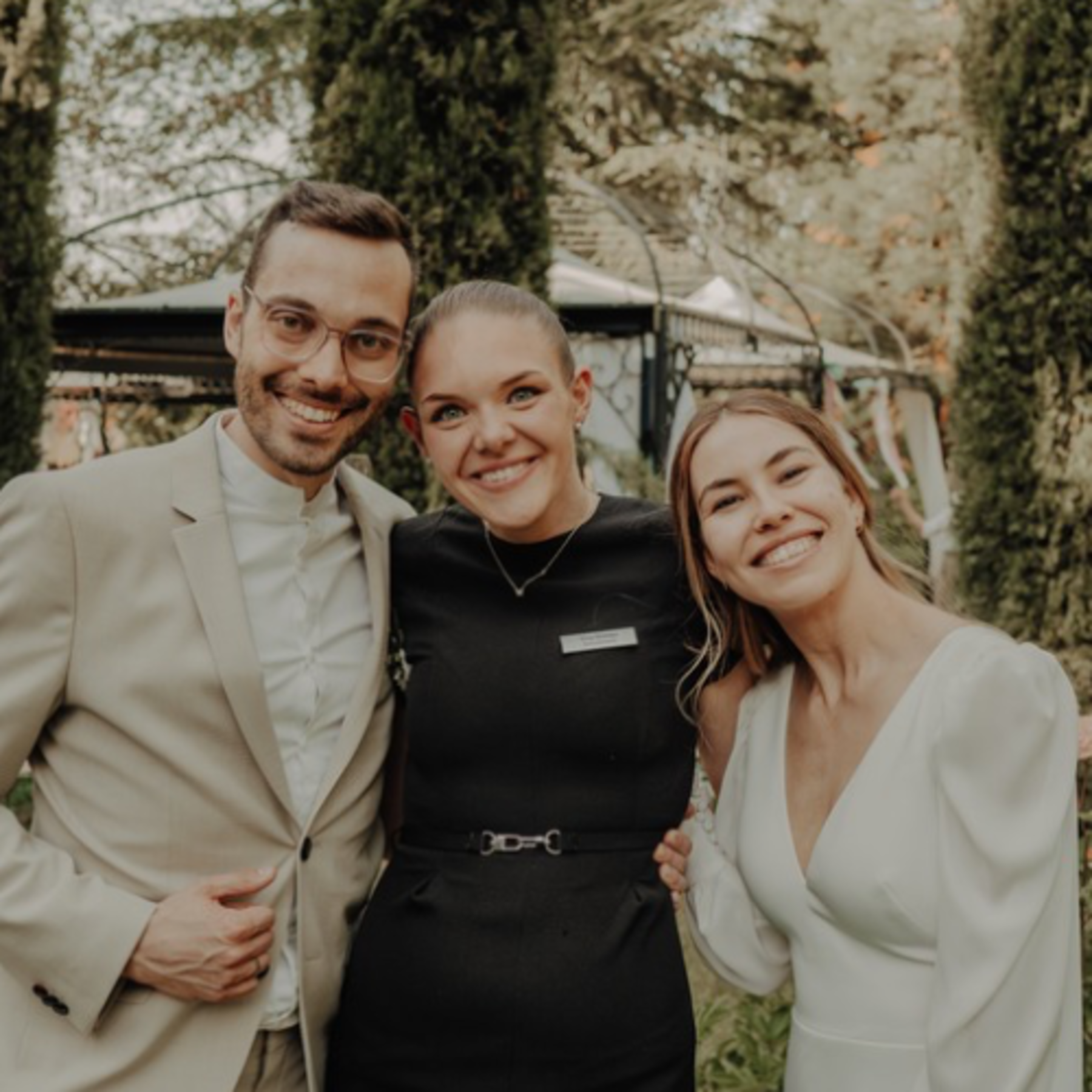  Brautpaar mit Hochzeitsplanerin Sina Mühlen