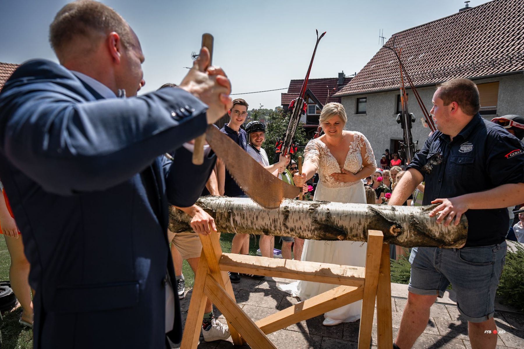 Die bekannteste aller Hochzeits- Hänsel- Traditionen: das Zersägen 