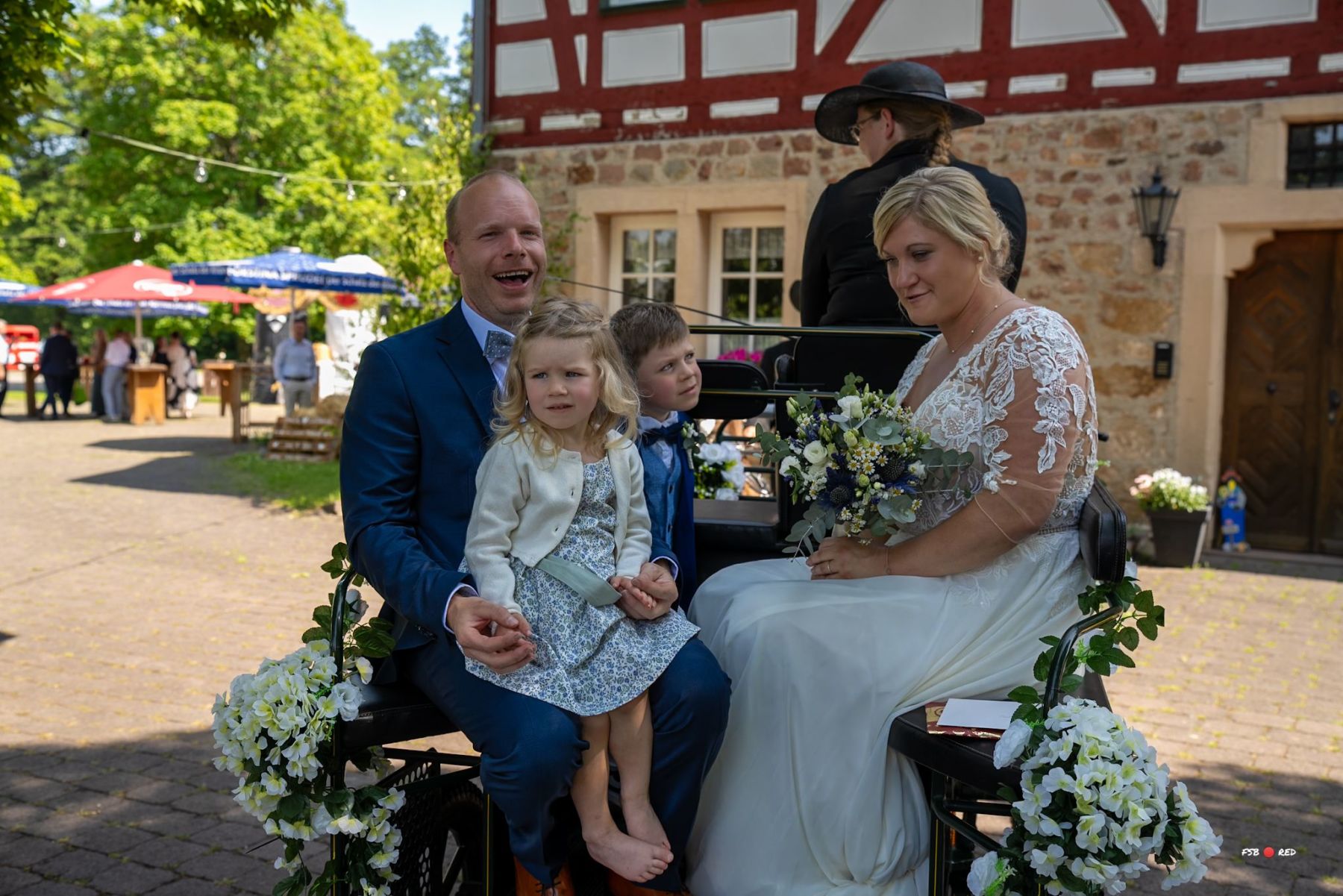 Die Hochzeitskutsche... Eine willkommene Abkühlung Durch den Fahrten an diesem heißen Tag. 