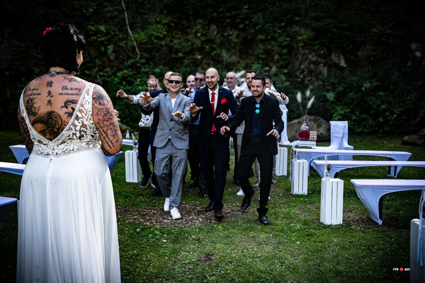 Kreative Hochzeitsfotos unter dem Motto „Magic Hand – Wedding Zombies“.
