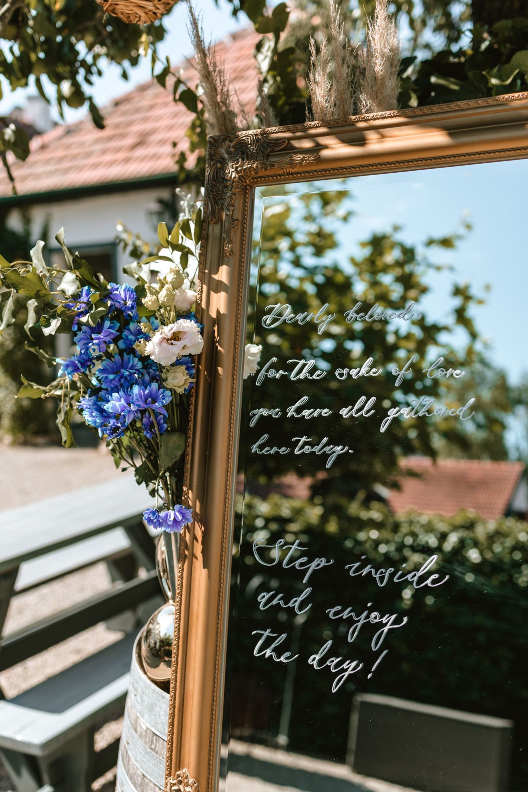 goldener Spiegel beschriftet Willkommensschild Hochzeit