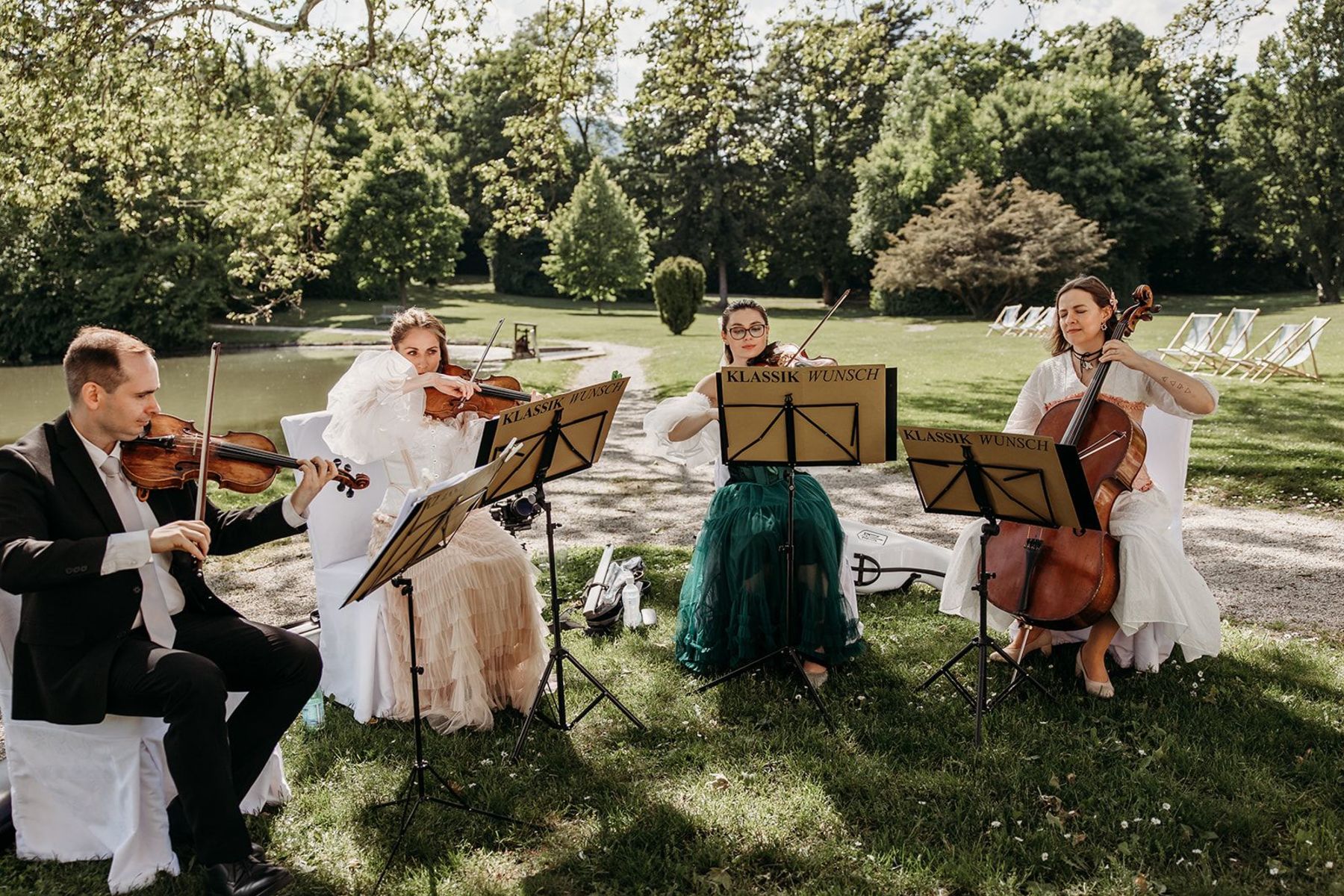 Agape vor dem Schloss Hernstein begleitet von einem Streichquartett