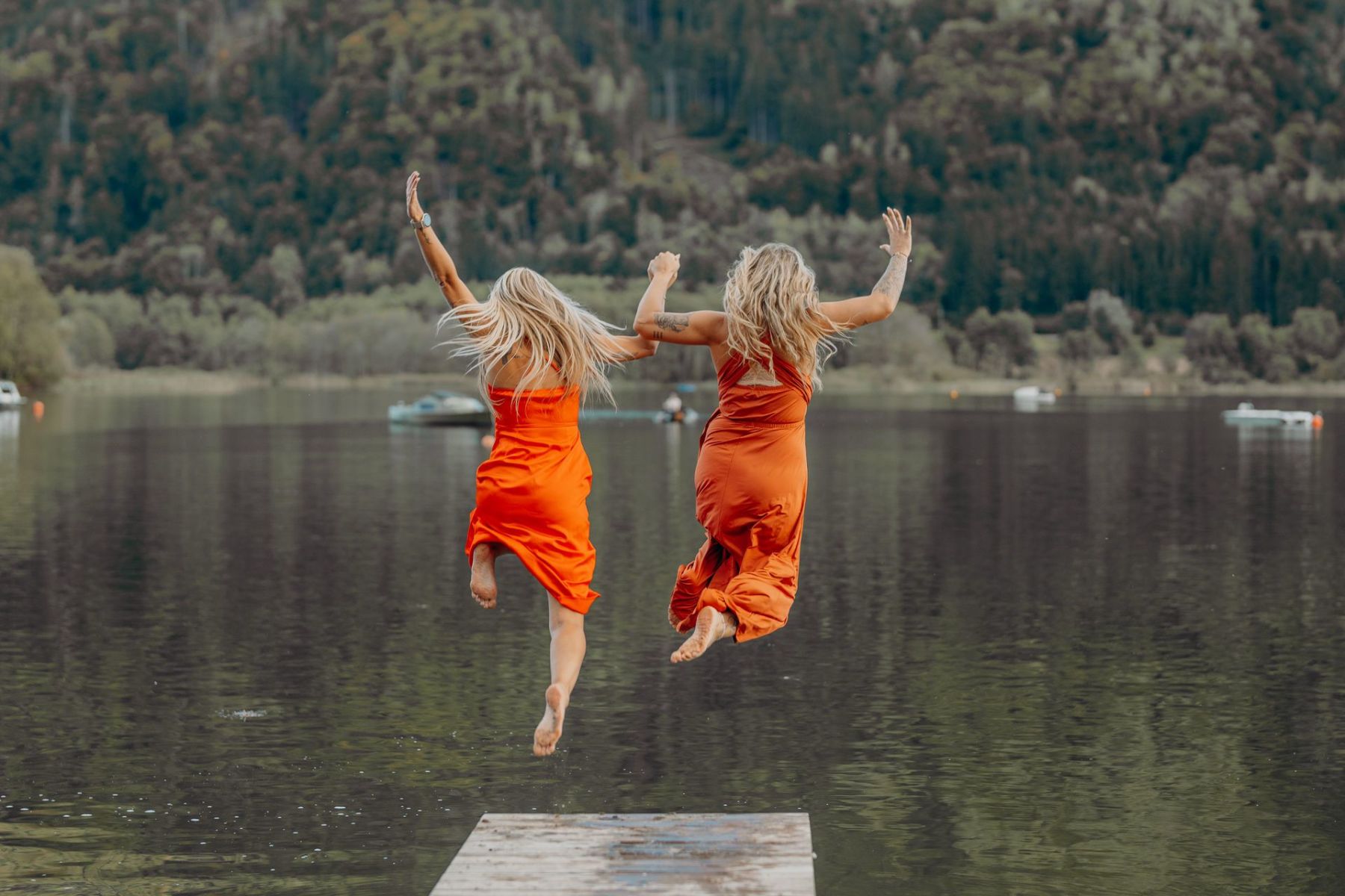 Bridesmaids springen in den See