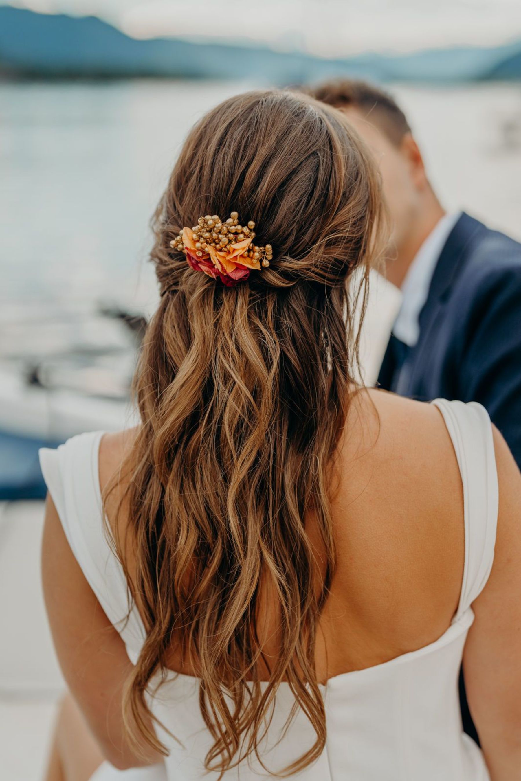 Brautfrisur mit Trockenblumen