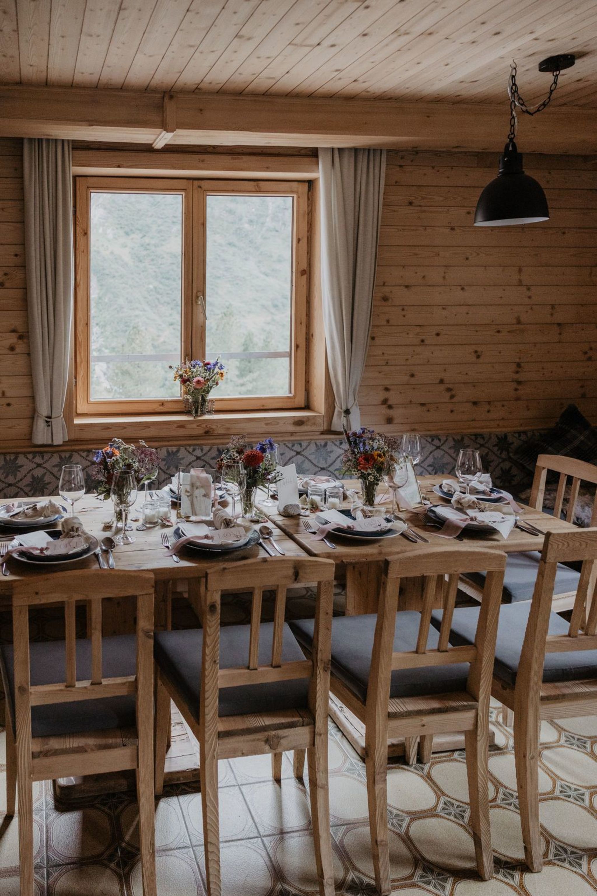 Ja-Wort auf 1640 m“ – Exklusive Berghochzeit auf der Grawandhütte Exklusives Juni-Angebot all Inklusive für 30 Personen