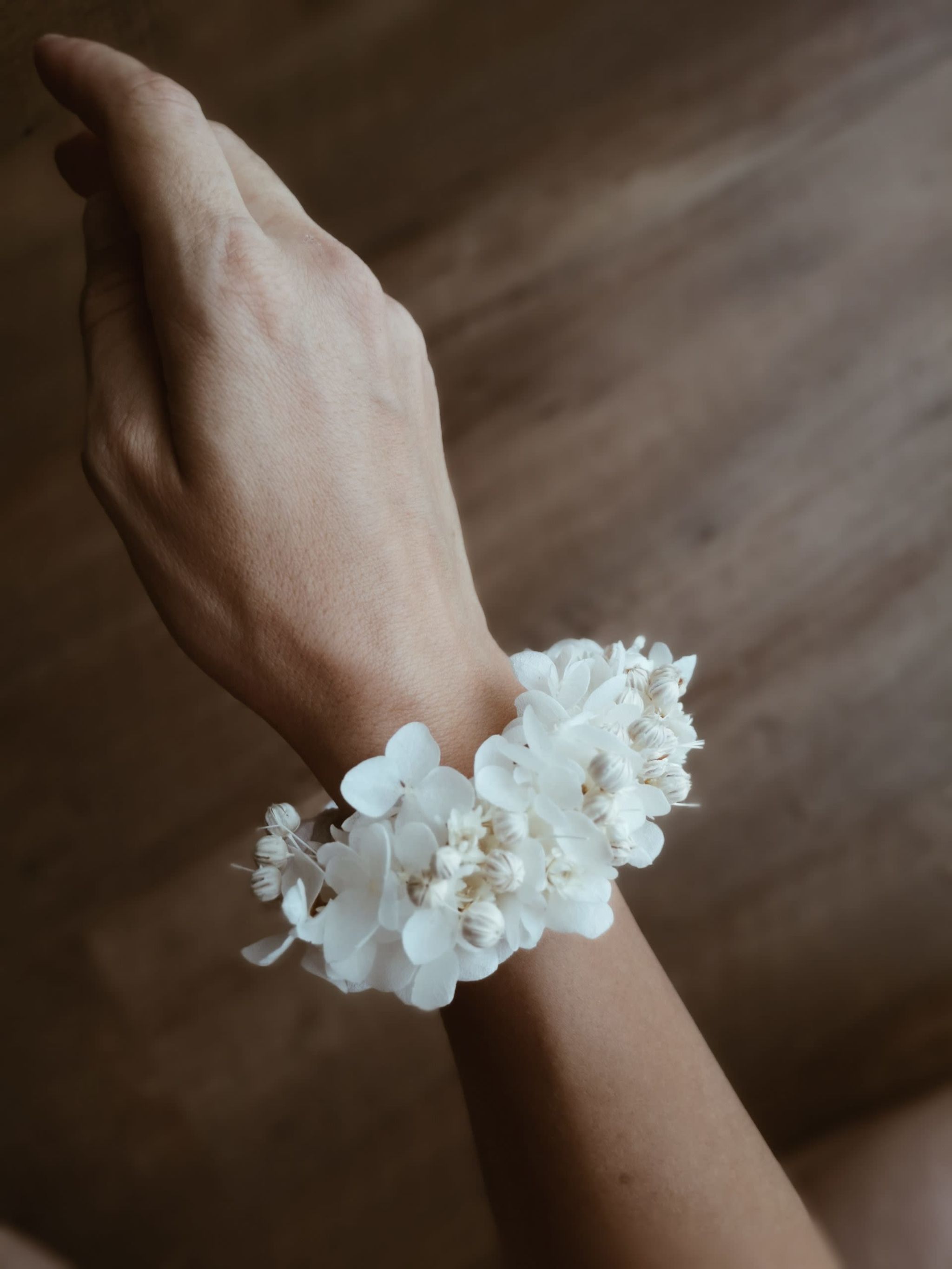 Handgefertigtes Armband aus Trockenblumen