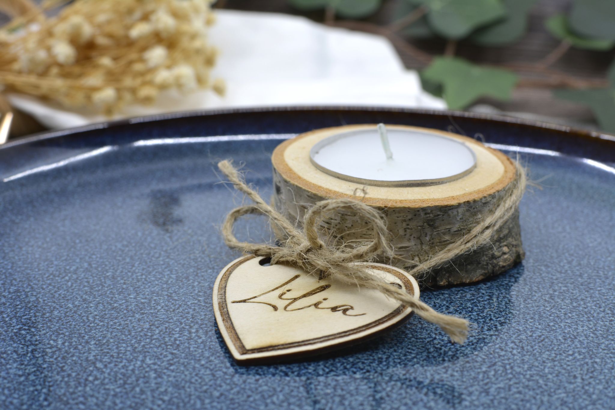 Tischname - Holzscheiben mit Teelichter und personalisiertem Kärtchen