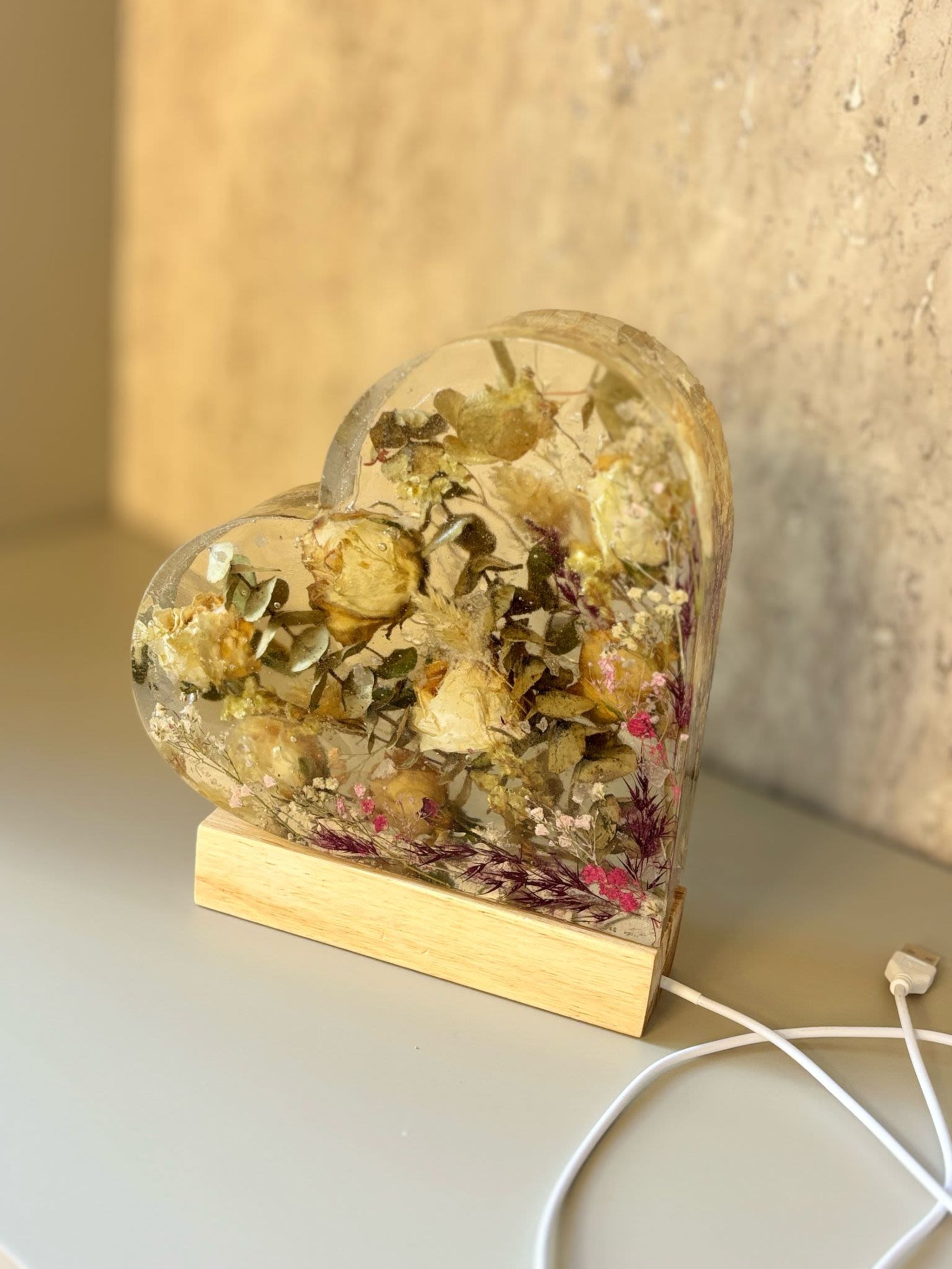 Epoxidharz-Lampe mit Blumen – Erinnerung in Licht verwandelt