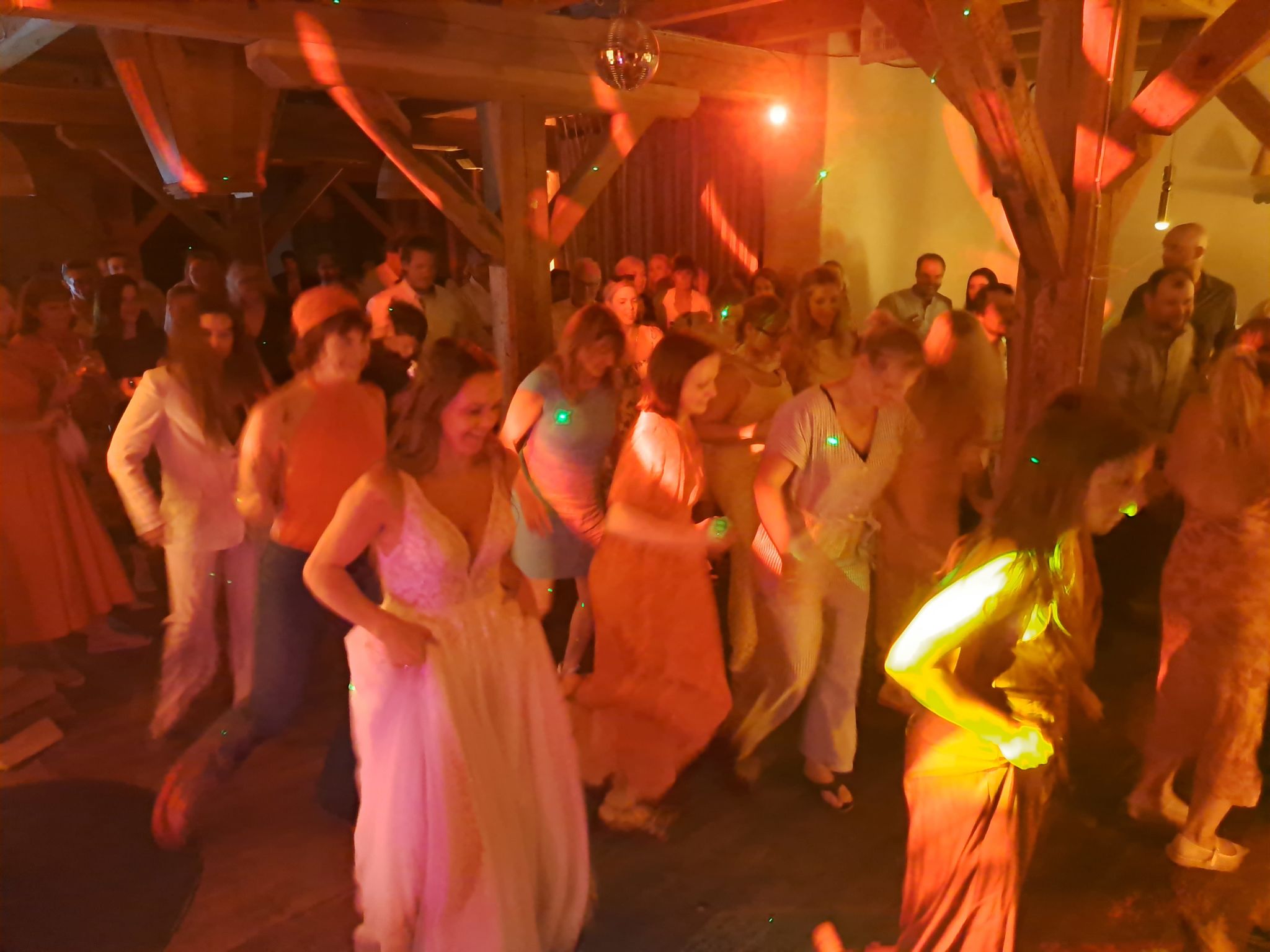 Ihr wollt eine Hochzeit, bei der die Tanzfläche voll ist – und eure Gäste noch Jahre später davon sprechen?