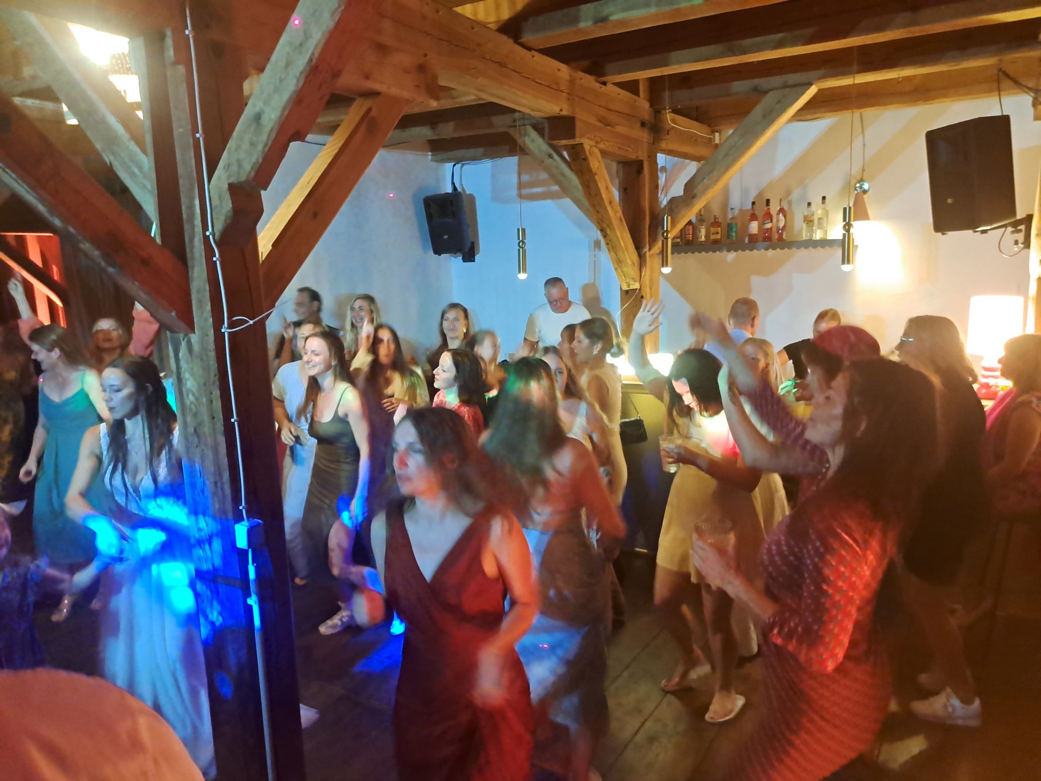 Ihr wollt eine Hochzeit, bei der die Tanzfläche voll ist – und eure Gäste noch Jahre später davon sprechen?