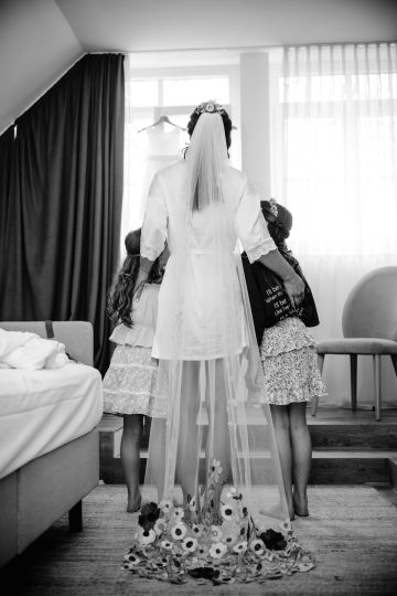 Moderne Glashaus-Hochzeit mit Stil – Lisa & Dominik