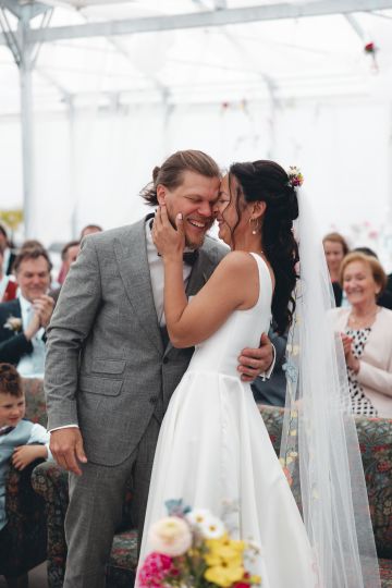 Moderne Glashaus-Hochzeit mit Stil – Lisa & Dominik